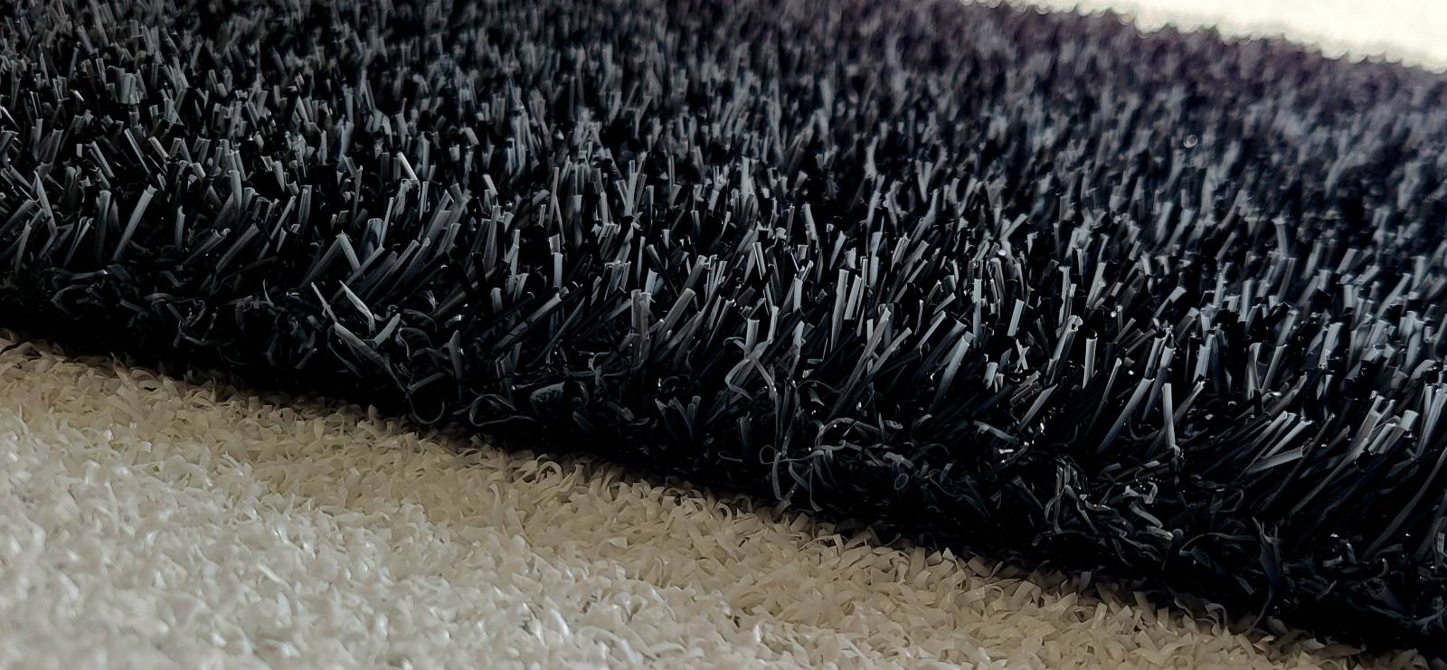 Gazon synthétique gris anthracite 20mm à 13€ttc/m²