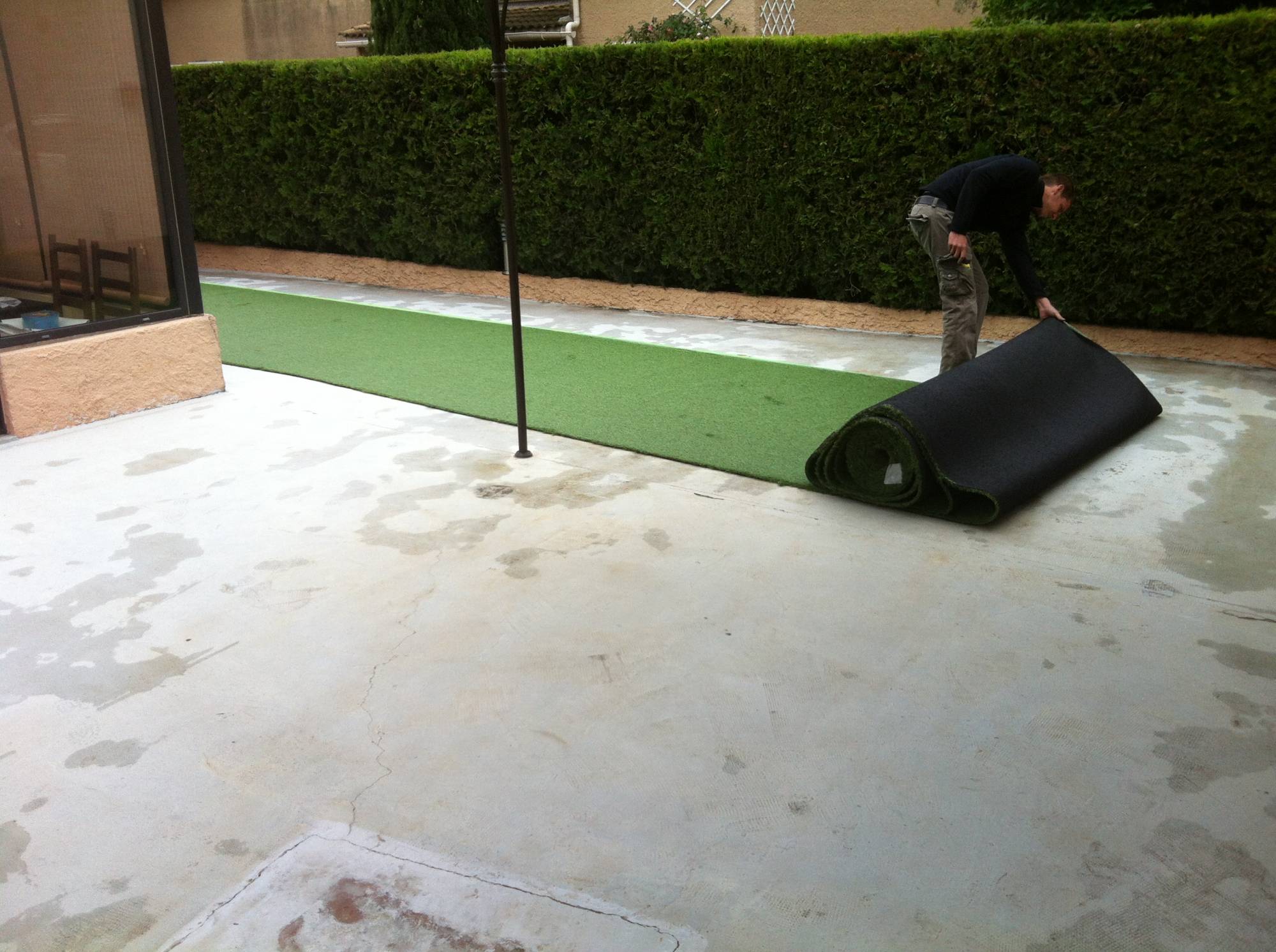 pose de gazon synthétique sur béton