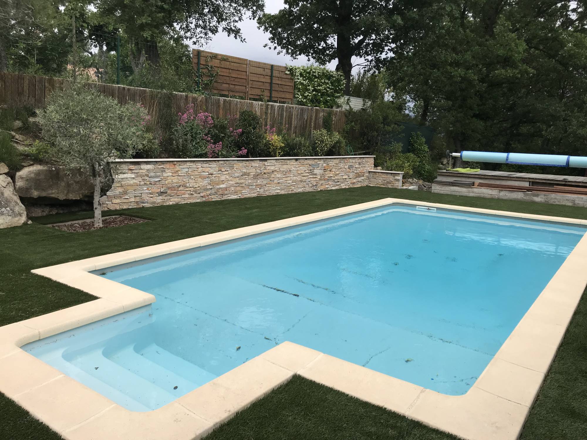 Tour de piscine en gazon synthétique