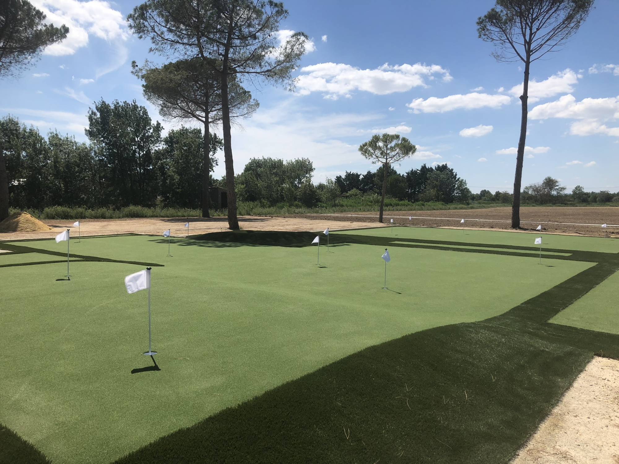 installation d'un green synthétique à Portiragnes