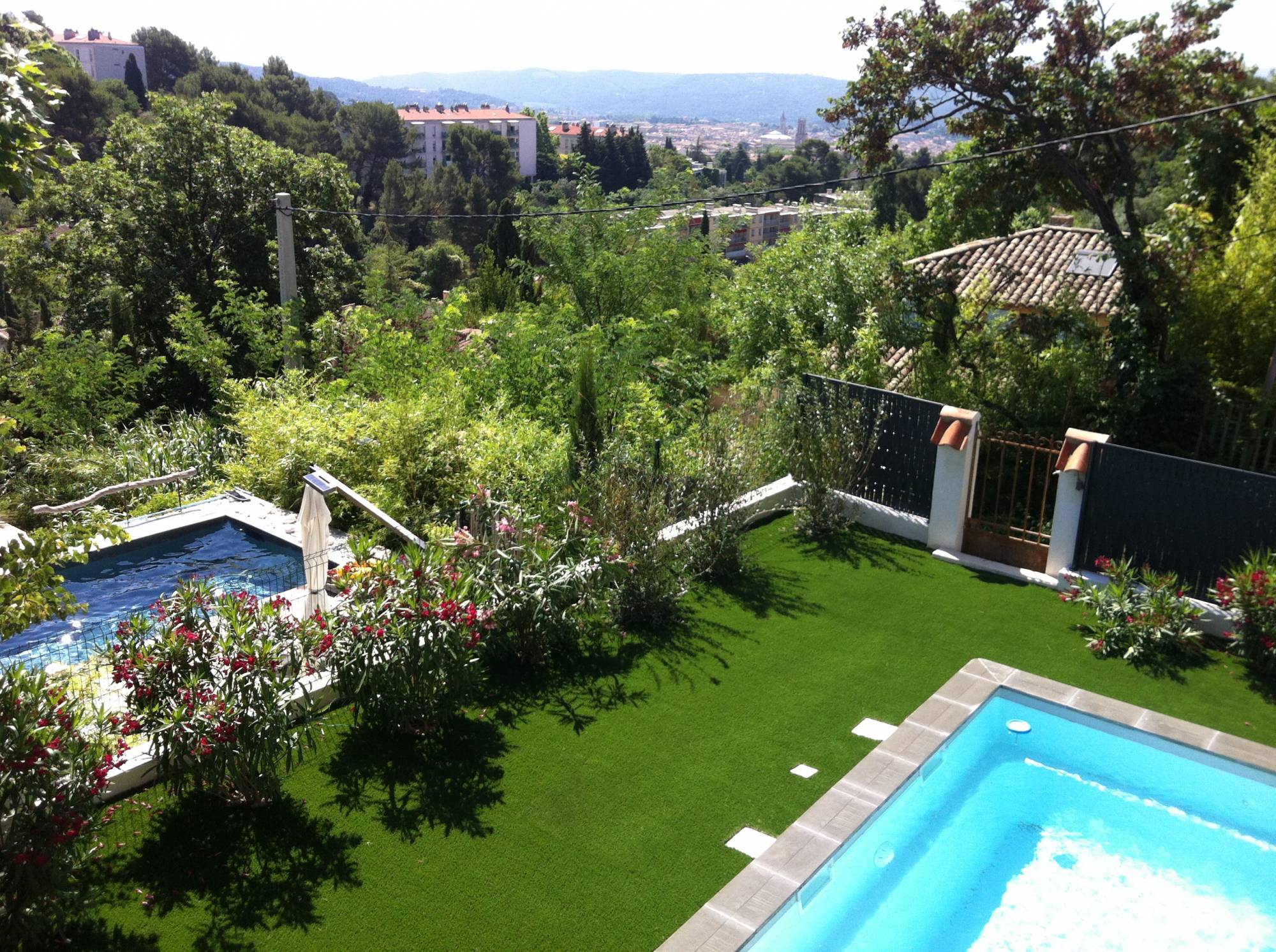 Pose d'une pelouse artificielle pas cher pour piscine à Aix en Provence