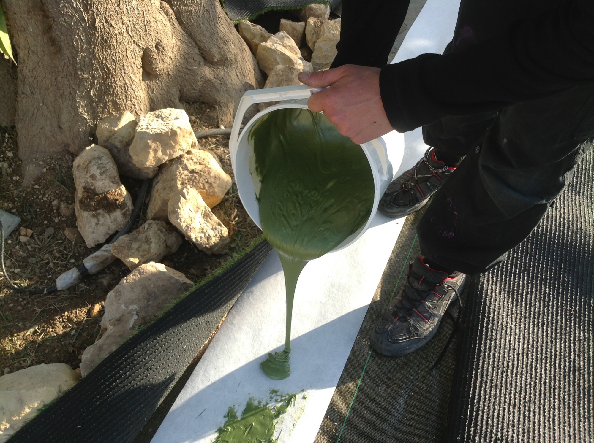 comment coller les joints d'un gazon synthétique