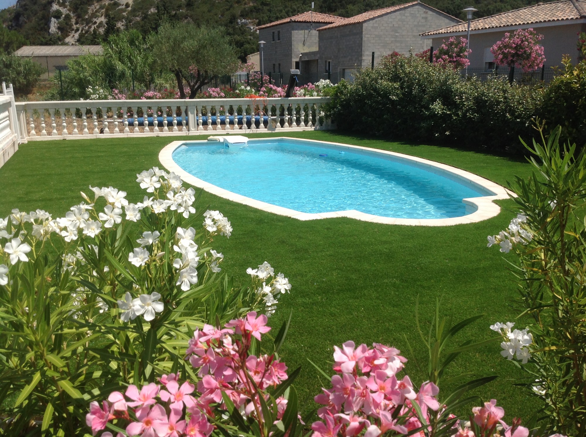 Pose d'un gazon synthétique à Saint Maximin