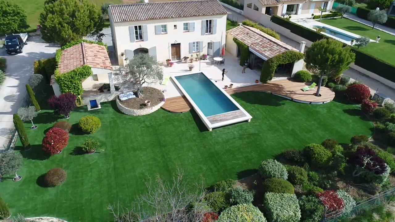 Réalisation d'un jardin complet en gazon synthétique haut de gamme près de Marseille