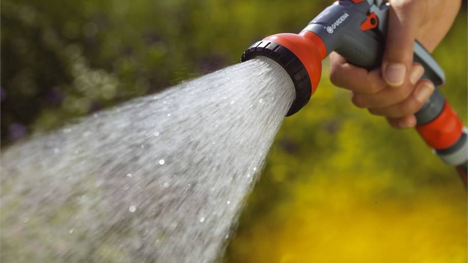 Jet d'eau nettoyage gazon synthétique