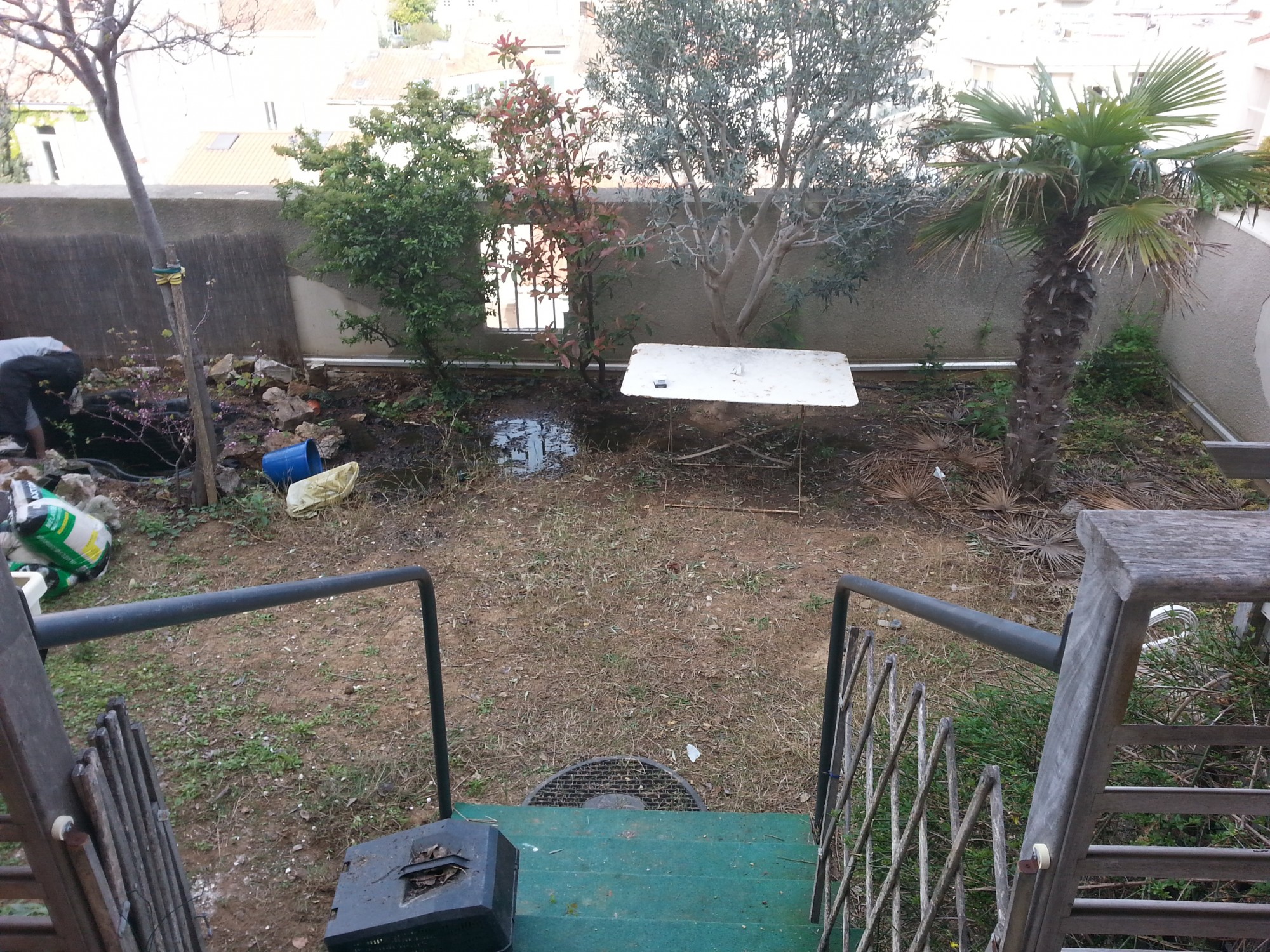 Préparation du sol avant l'installation d'une pelouse synthétique à Marseille