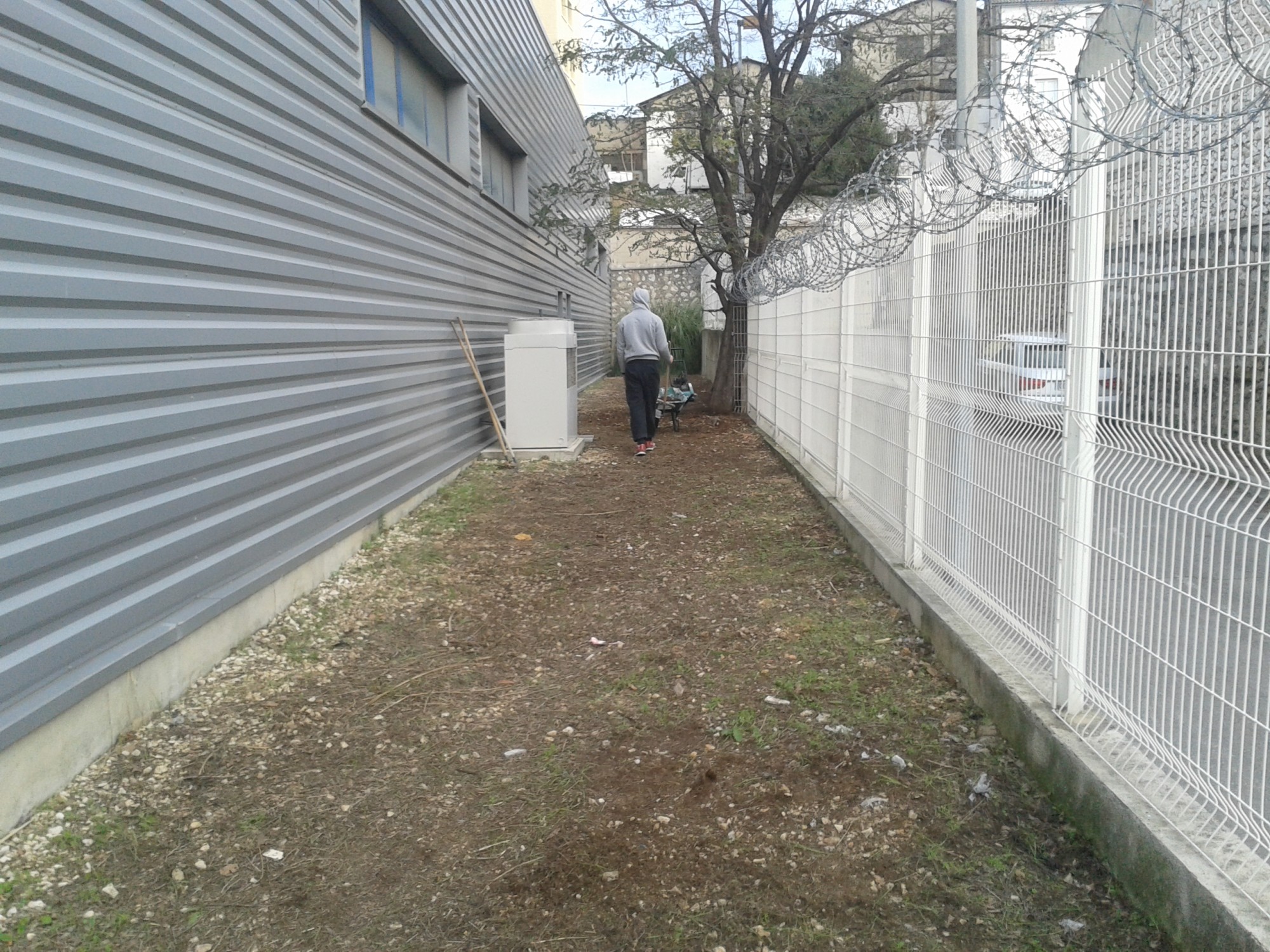 Préparation du sol avant la pose d'un gazon synthétique à Marseille