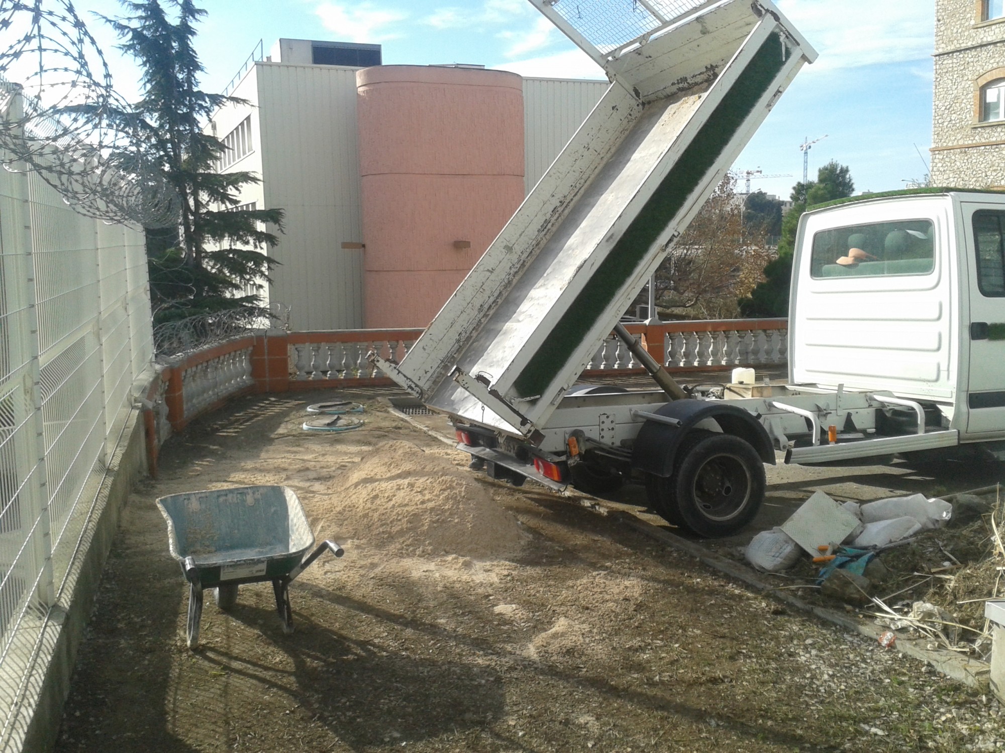 Préparation du terrain avant la pose d'un gazon synthétique à Marseille