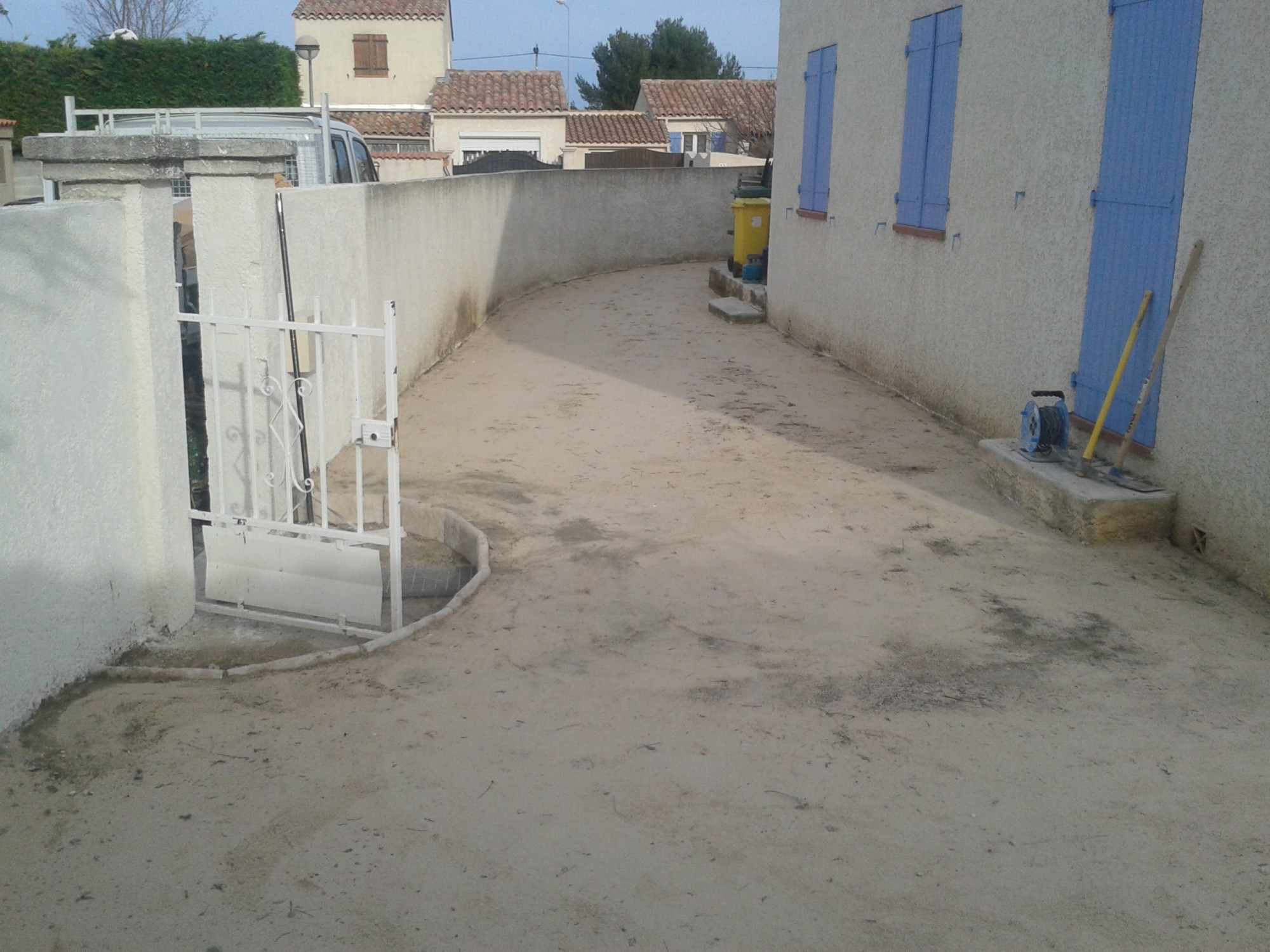 Mise en place d'un sable calcaire avant pose de la pelouse artificielle près de Marseille