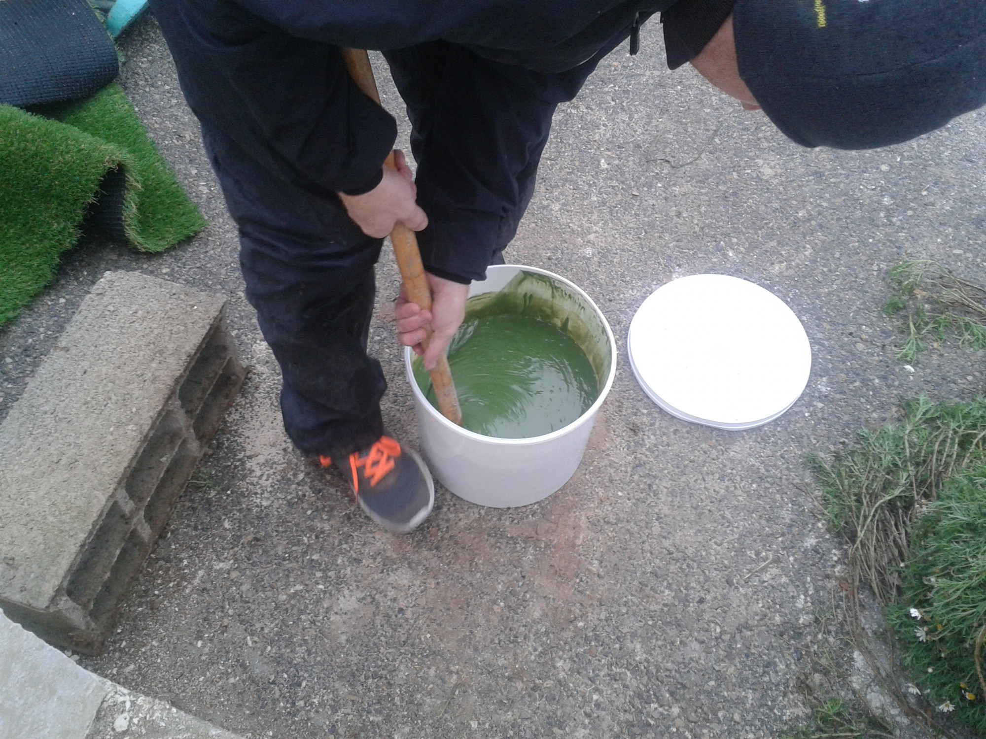 Mélange de la colle verte polyuréthane bi composante sur une chantier près de Marseille