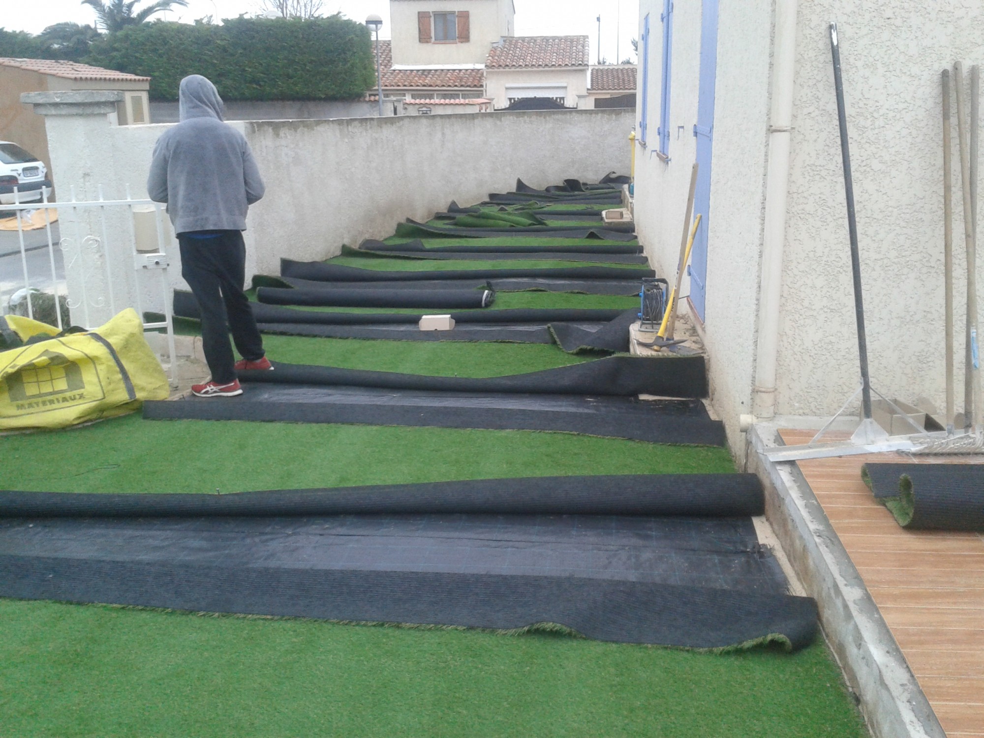 Collage des lés de gazon synthétique à Martigues