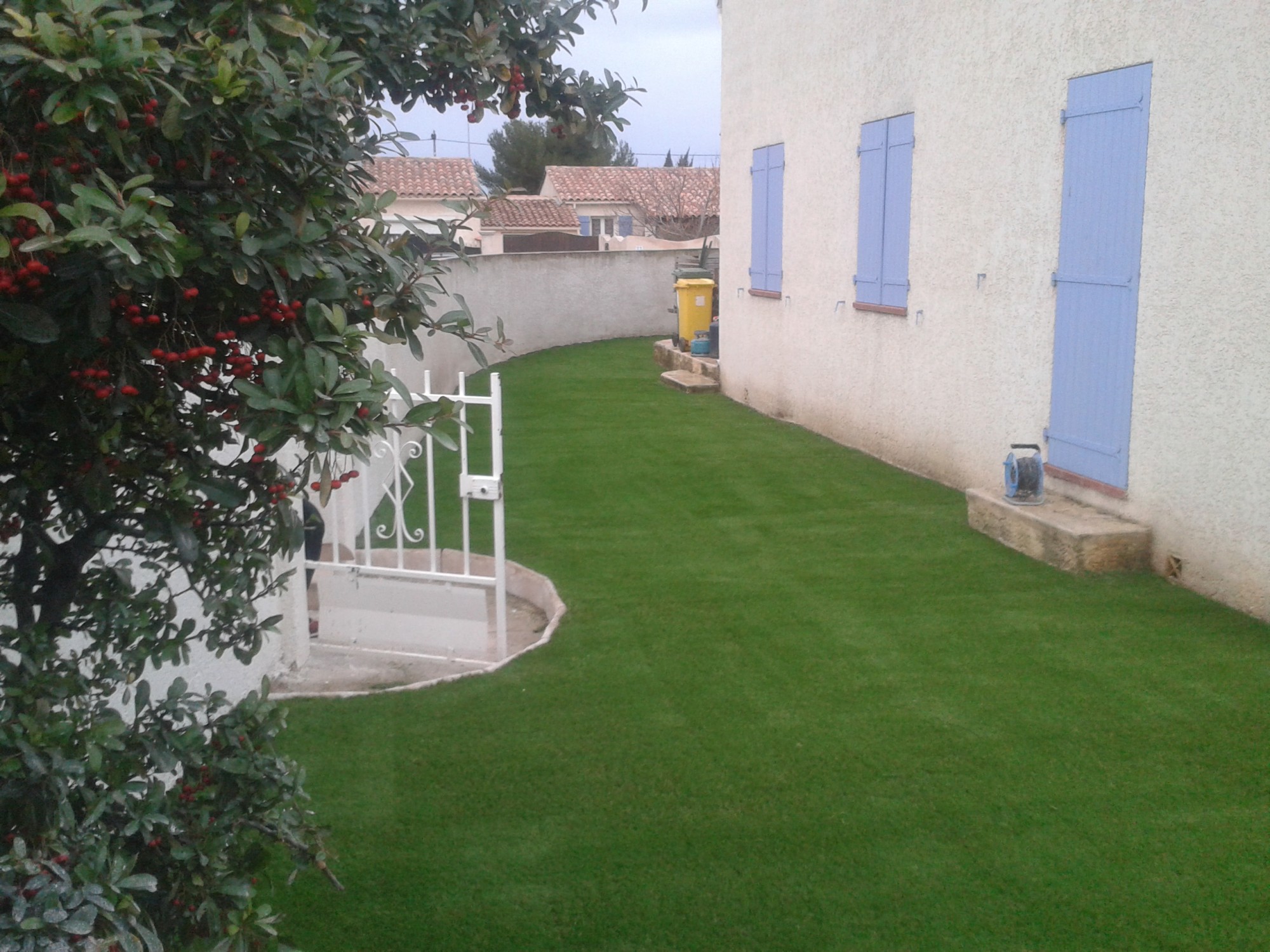 Pose de 100 m² de gazon artificiel à mémoire de forme près de Marseille