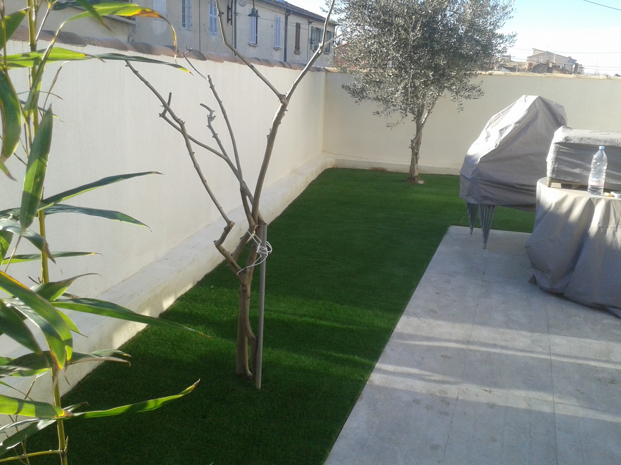 Réalisation d'un jardin en gazon artificiel près de Marseille