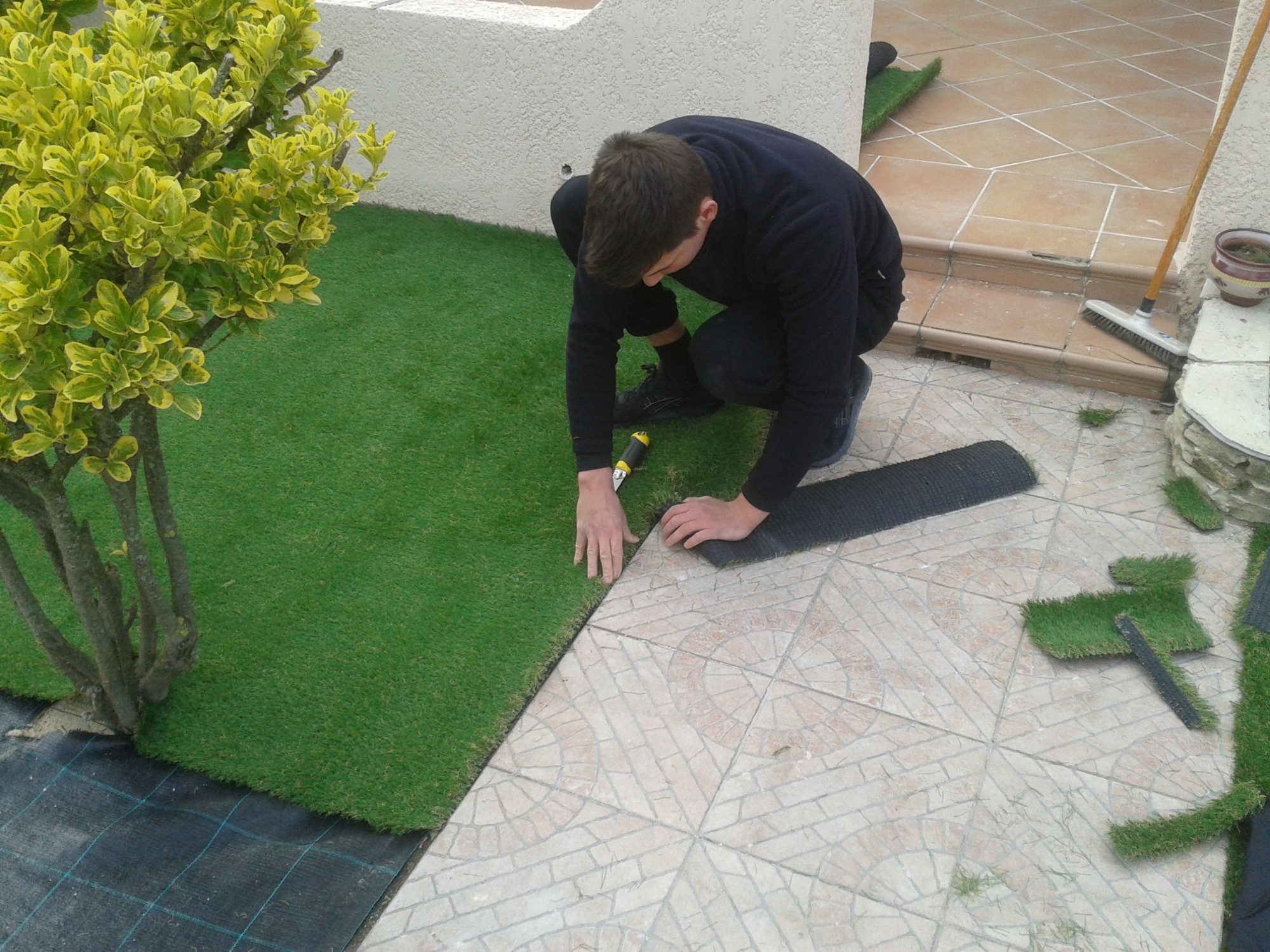 découpe d'un gazon synthétique au cutter à Aubagne