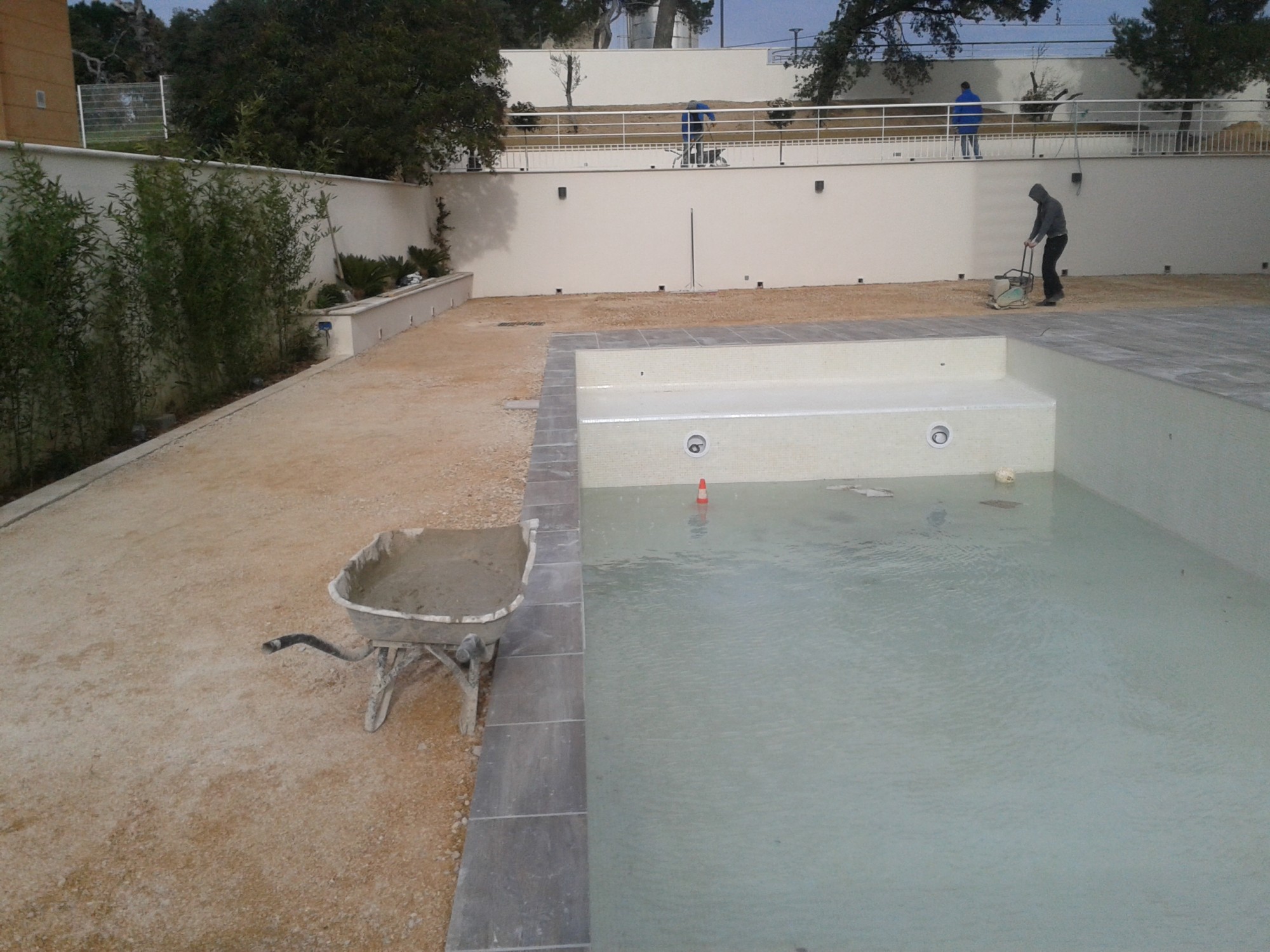 Préparation du terrain avant la pose d'un gazon synthétique à Marseille