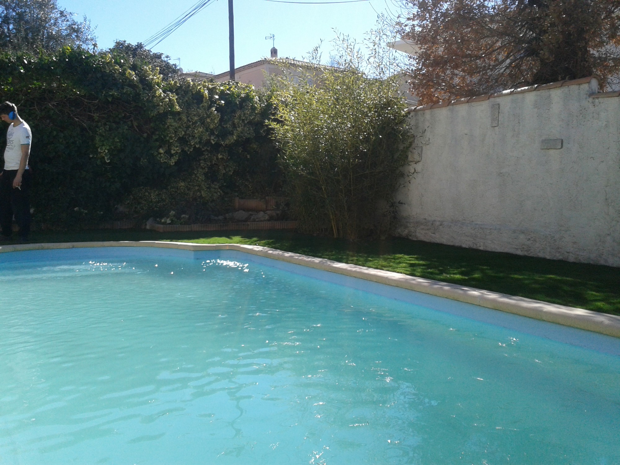 pose d'un gazon artificiel autour d'une piscine à Aix en Provence