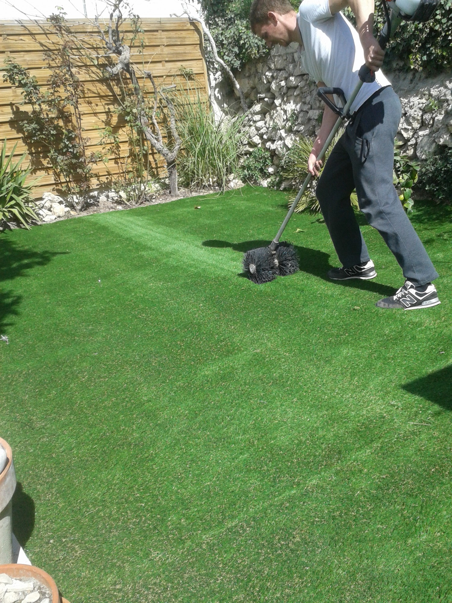 Brossage du gazon artificiel