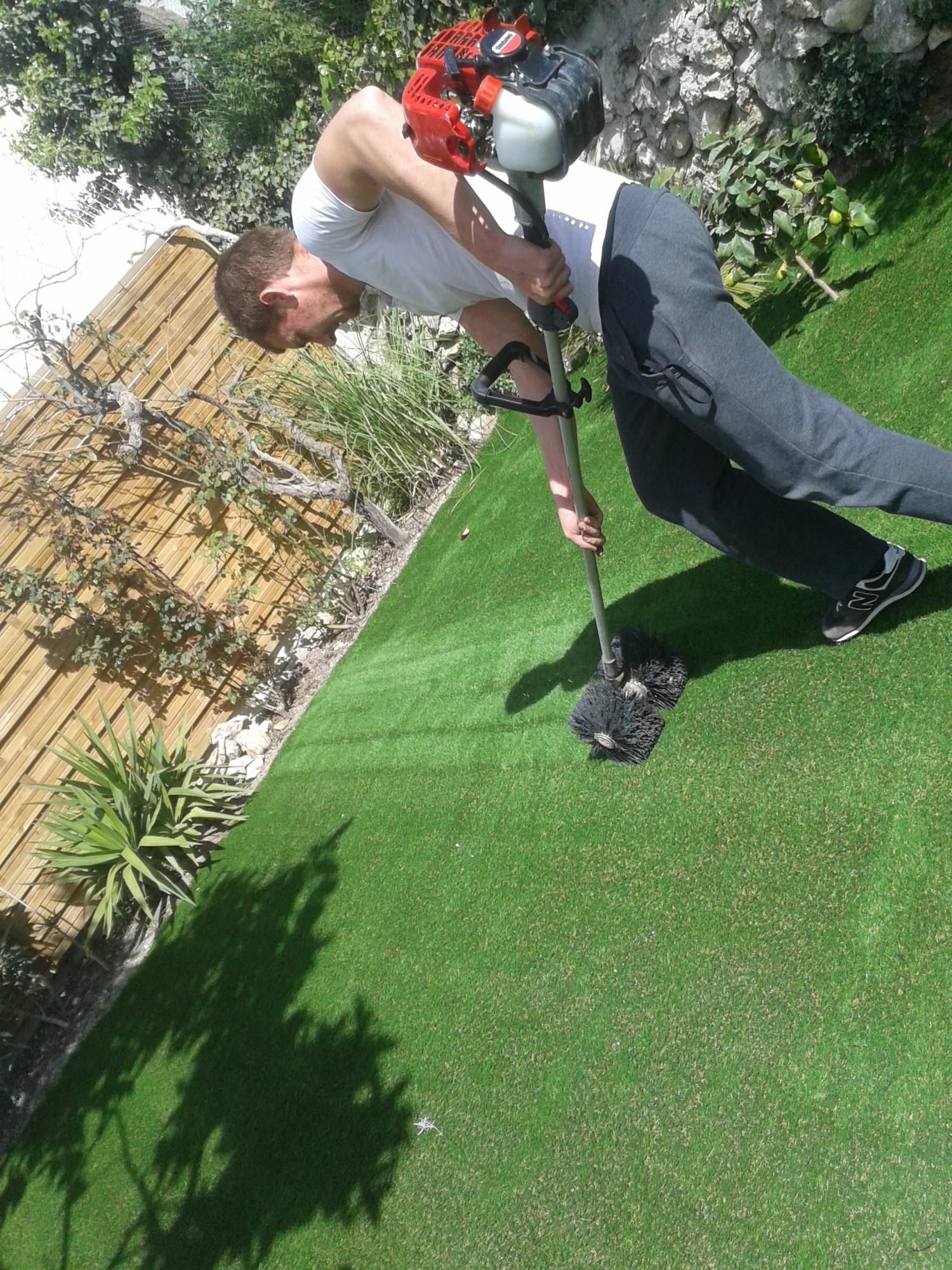 Brossage du gazon synthetique