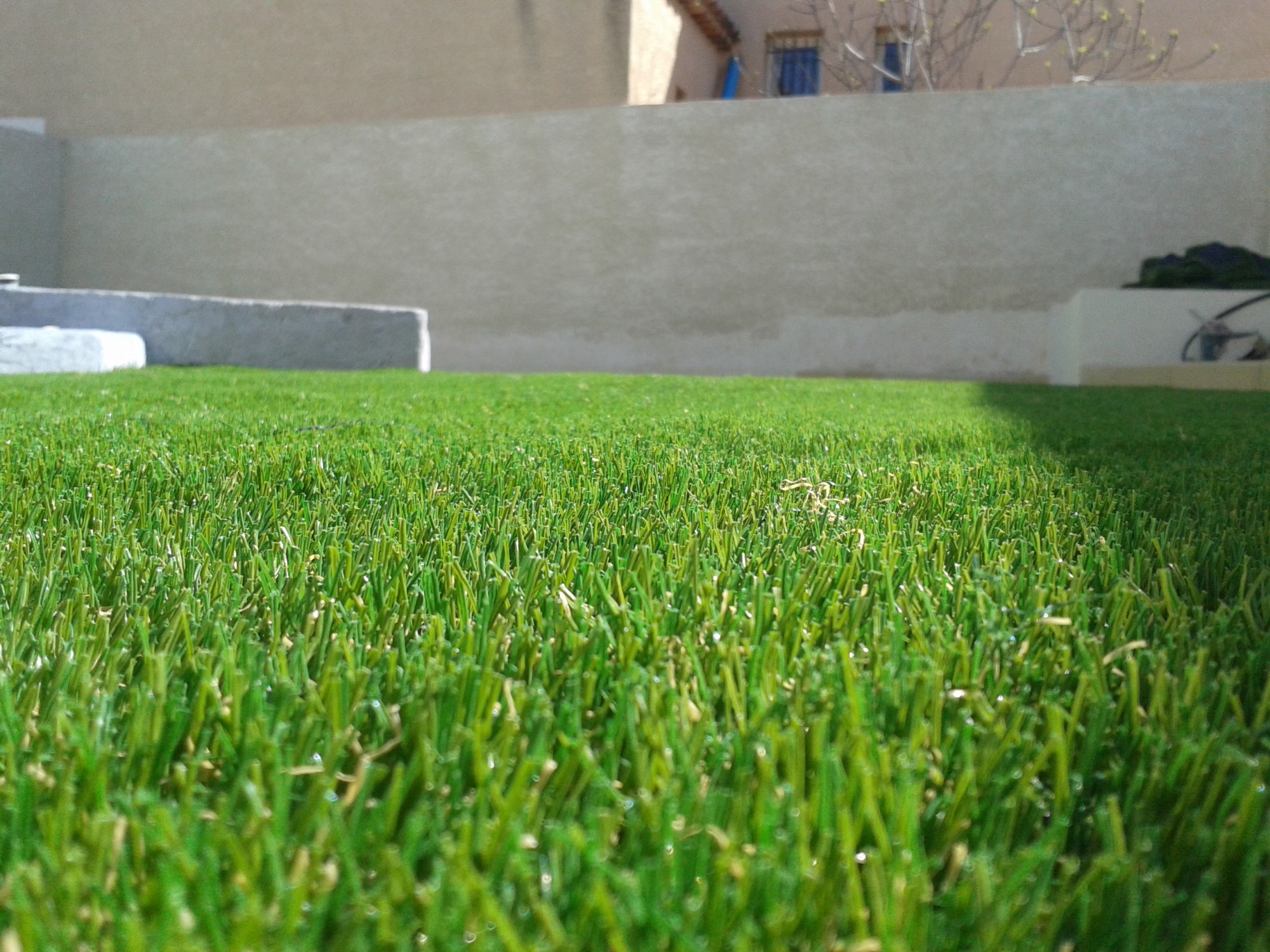 pose de gazon artificiel à Montpellier dans un jardin