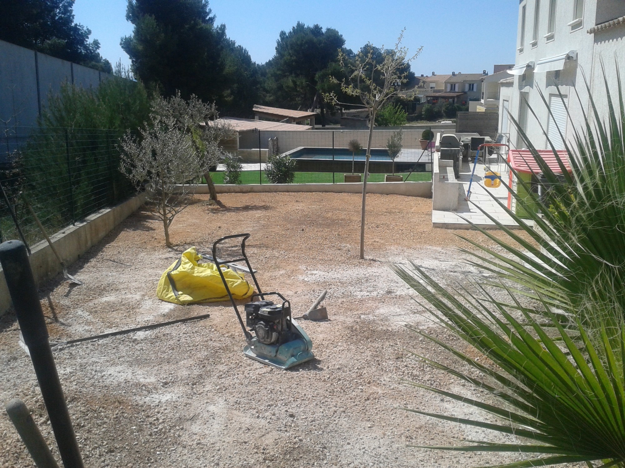 Préparation du sol avant la pose d'un gazon synthétique