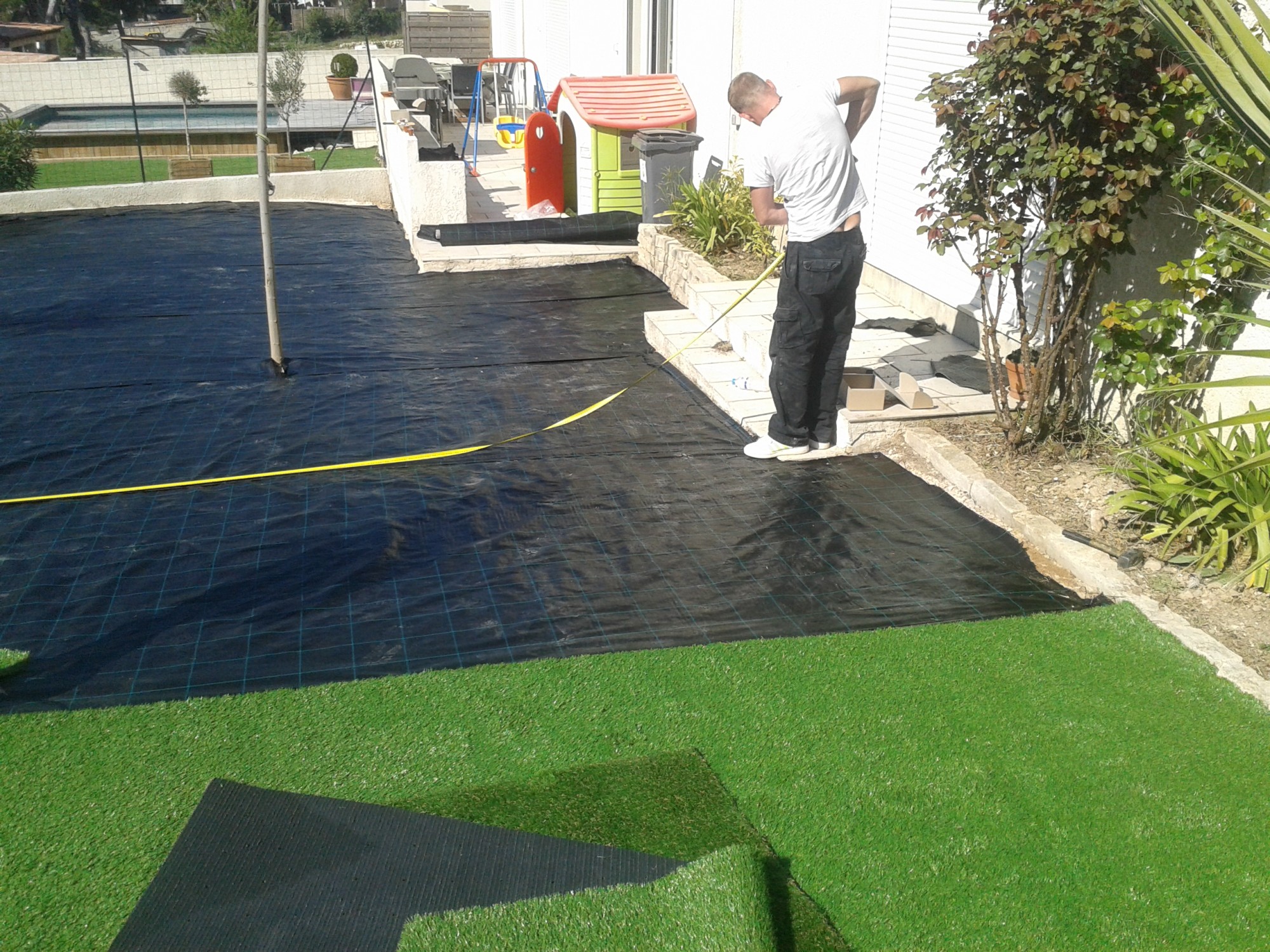 Mise en place des lés de pelouse artificielle