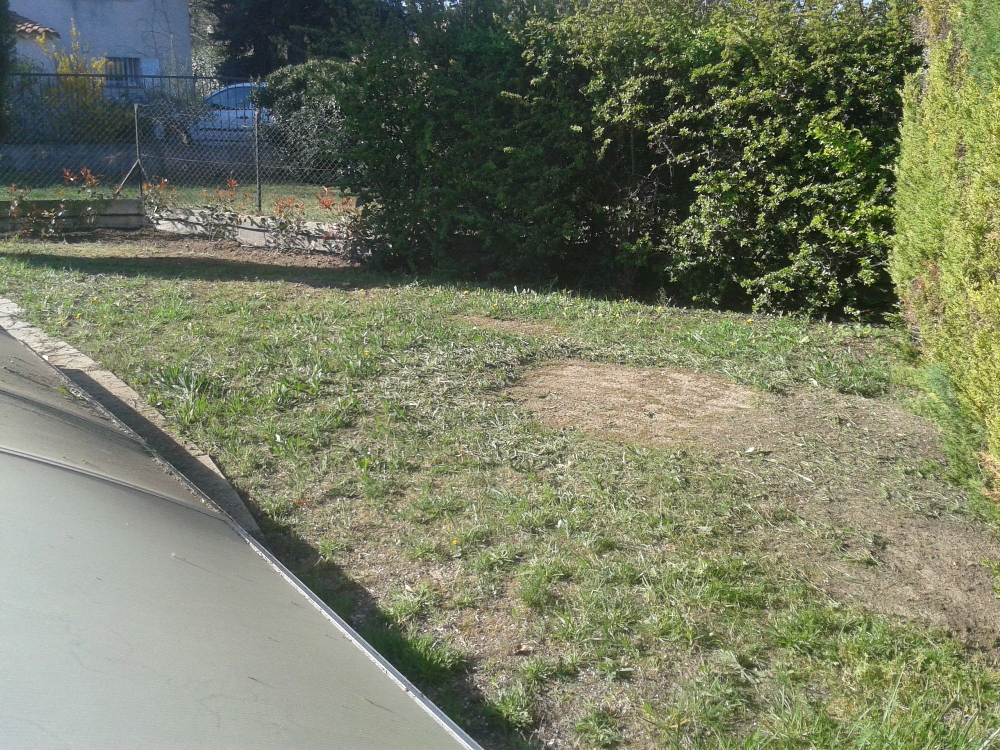 Terrain avant la mise en place du gazon synthétique