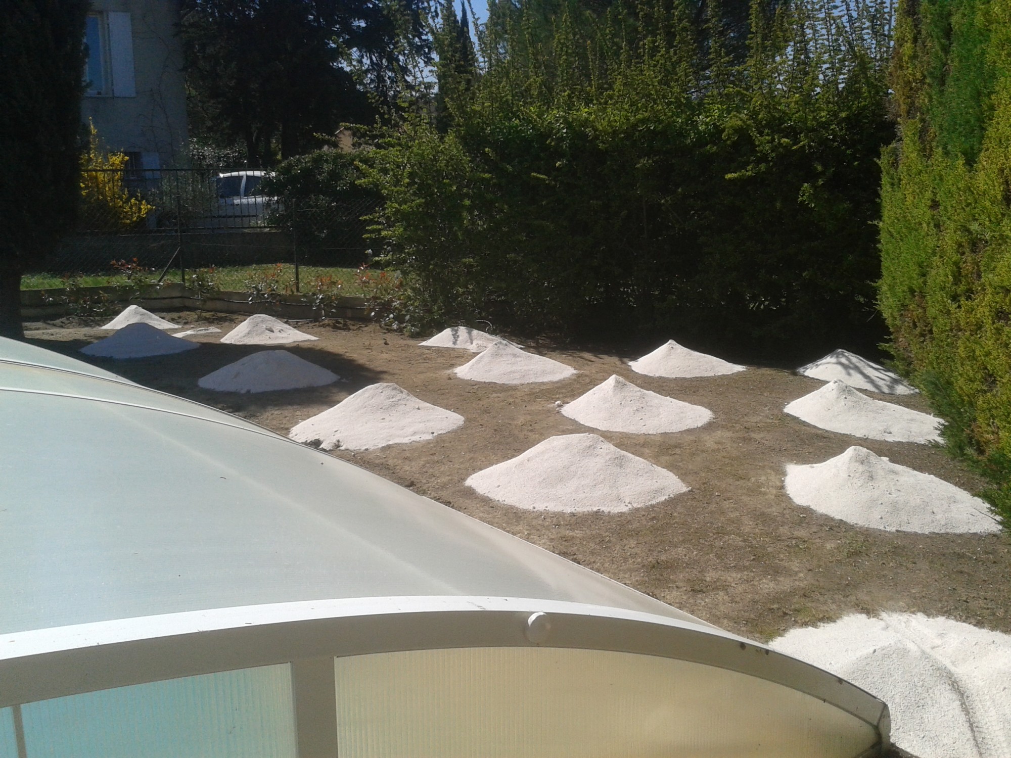 Préparation du sol avant pose d'un gazon artificiel