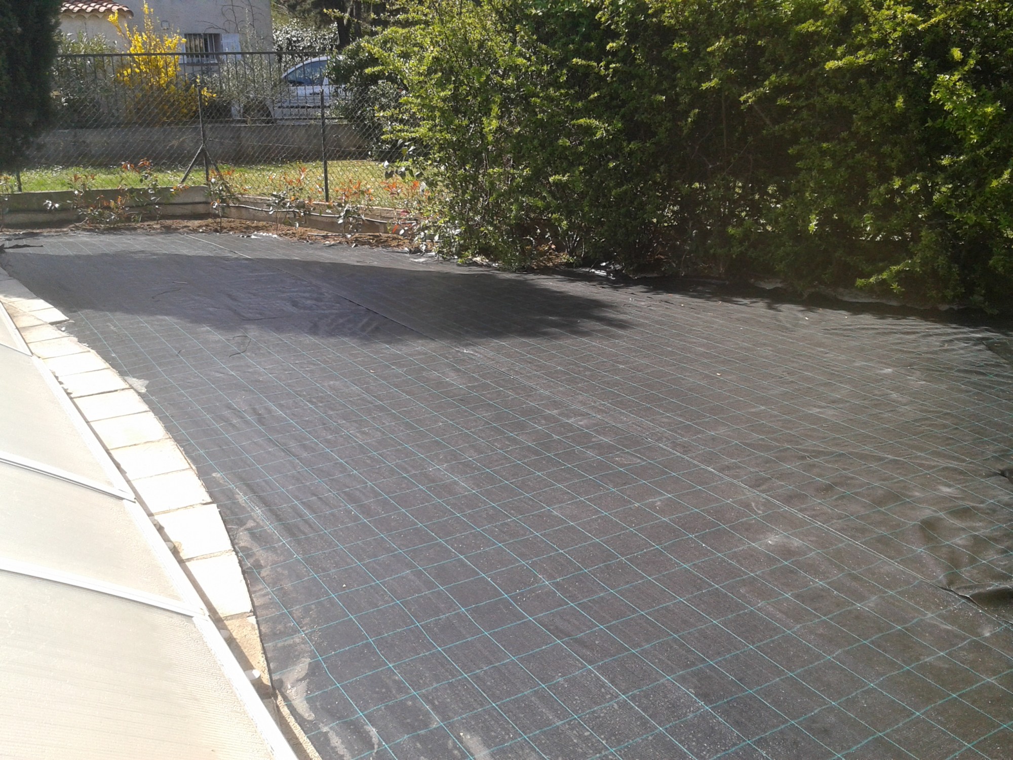 Mise en place de la toile de paillage avant la pose du gazon artificiel à Nice