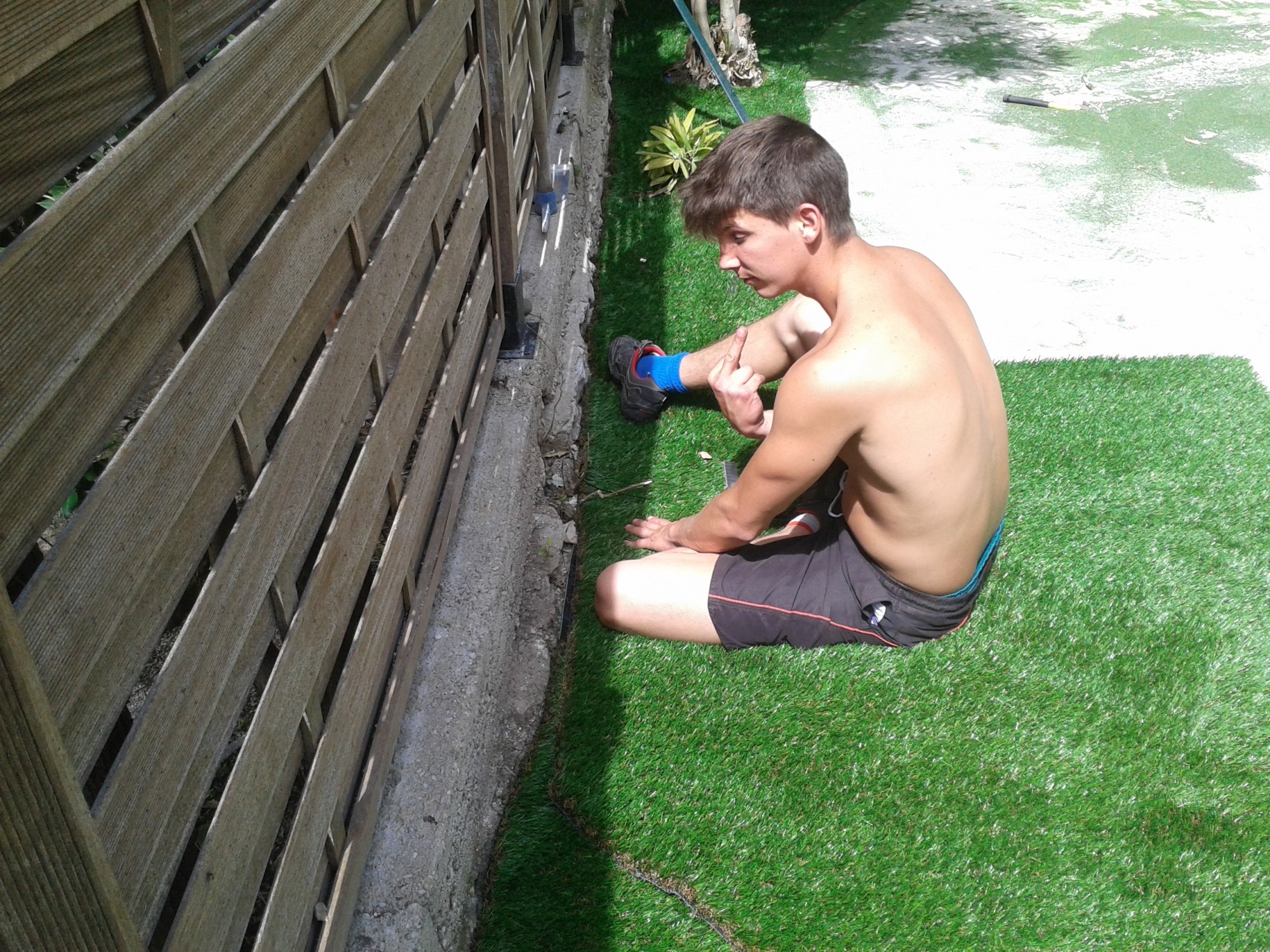 Découpe d'un gazon synthétique à Cassis