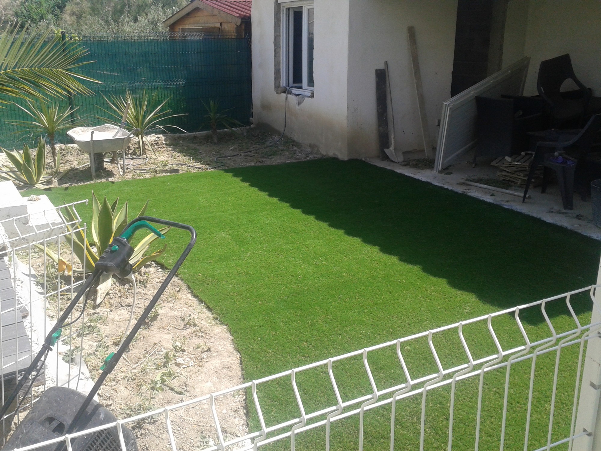 Pose du gazon synthétique dans le Var