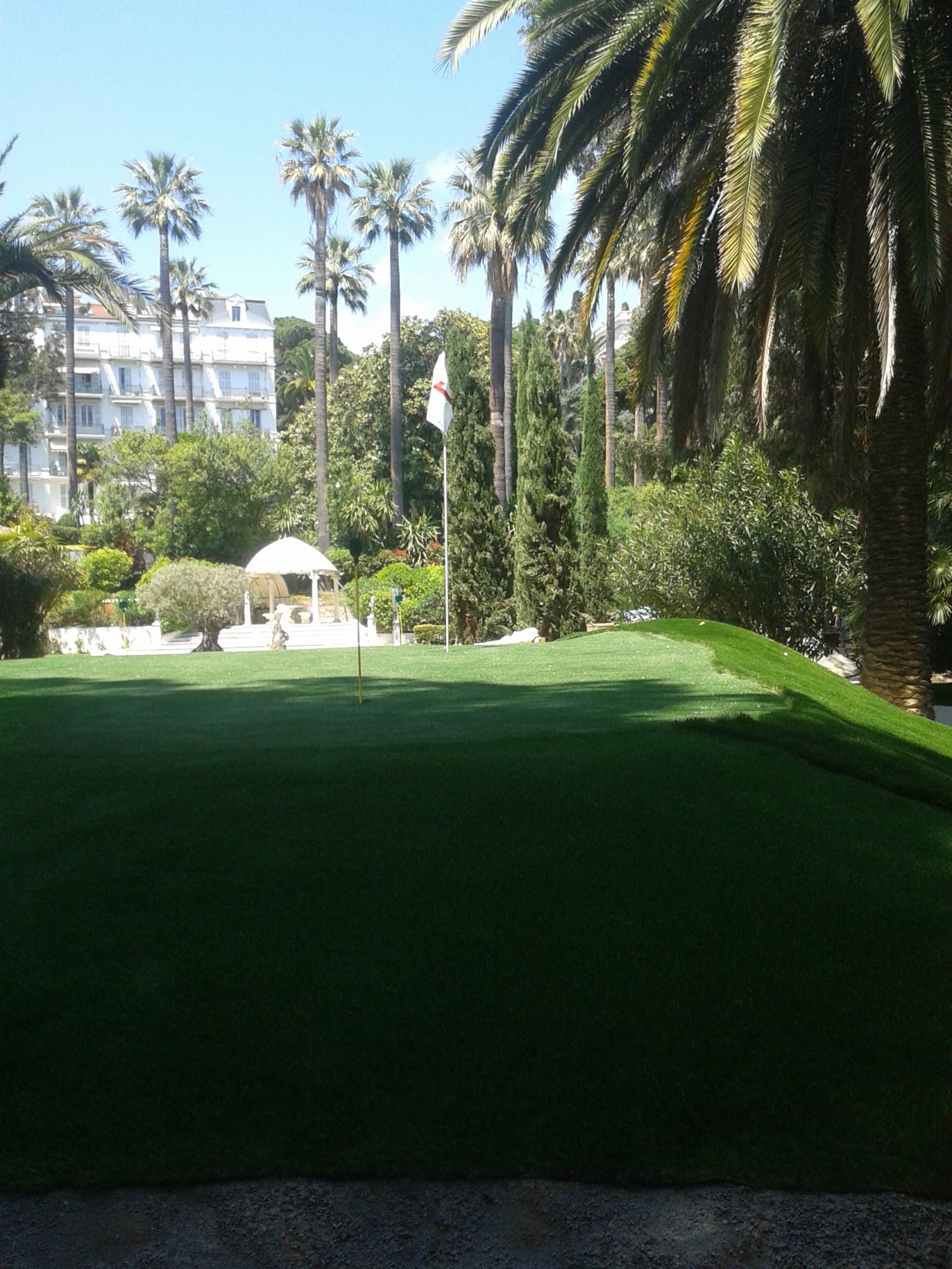 installation d'un green synthétique à Cannes