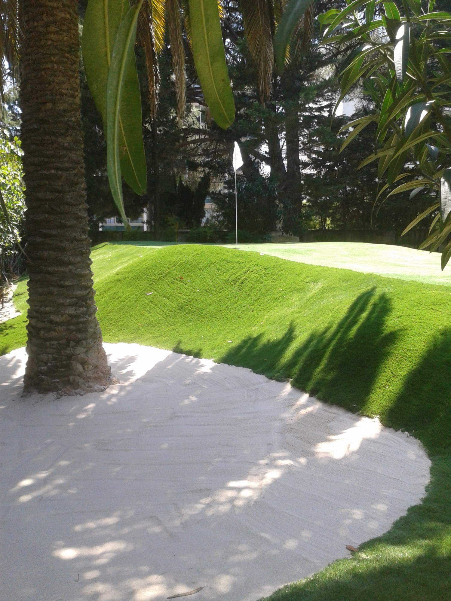 pose d'un green synthétique à Cannes