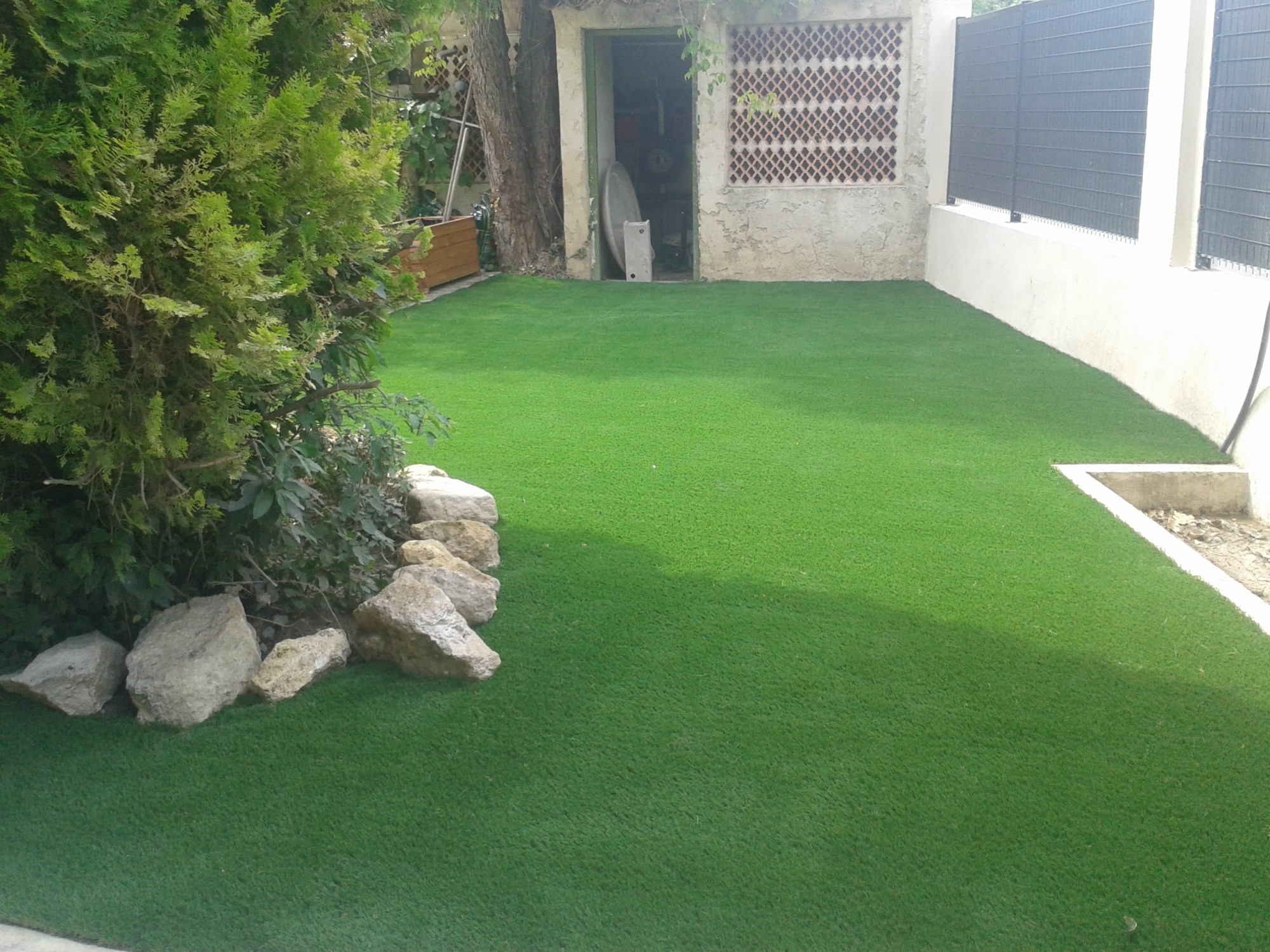 Fin de chantier : un gazon synthétique vert et sans entretien pour ce client de Six Fours les plages