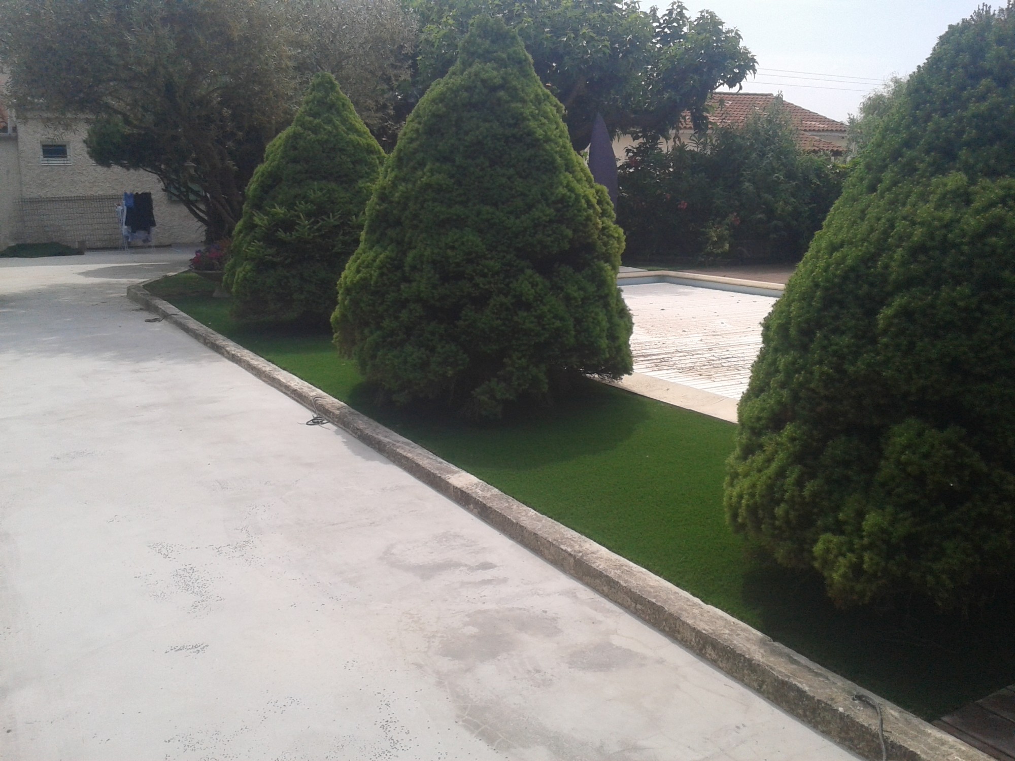 Le gazon synthétique : la solution idéal pour cette surface difficile à entretenir