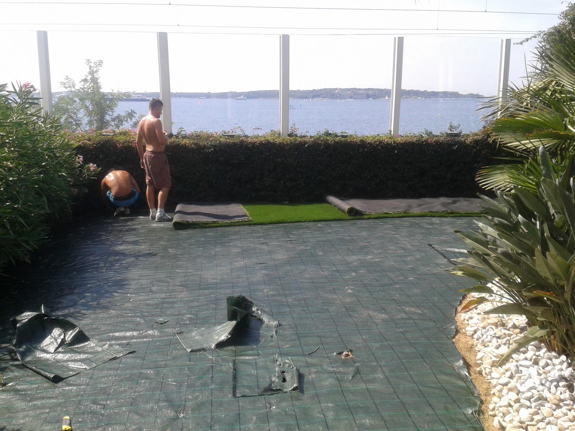 Mise en place de toile de paillage à Cannes avant la pose d'un gazon artificiel