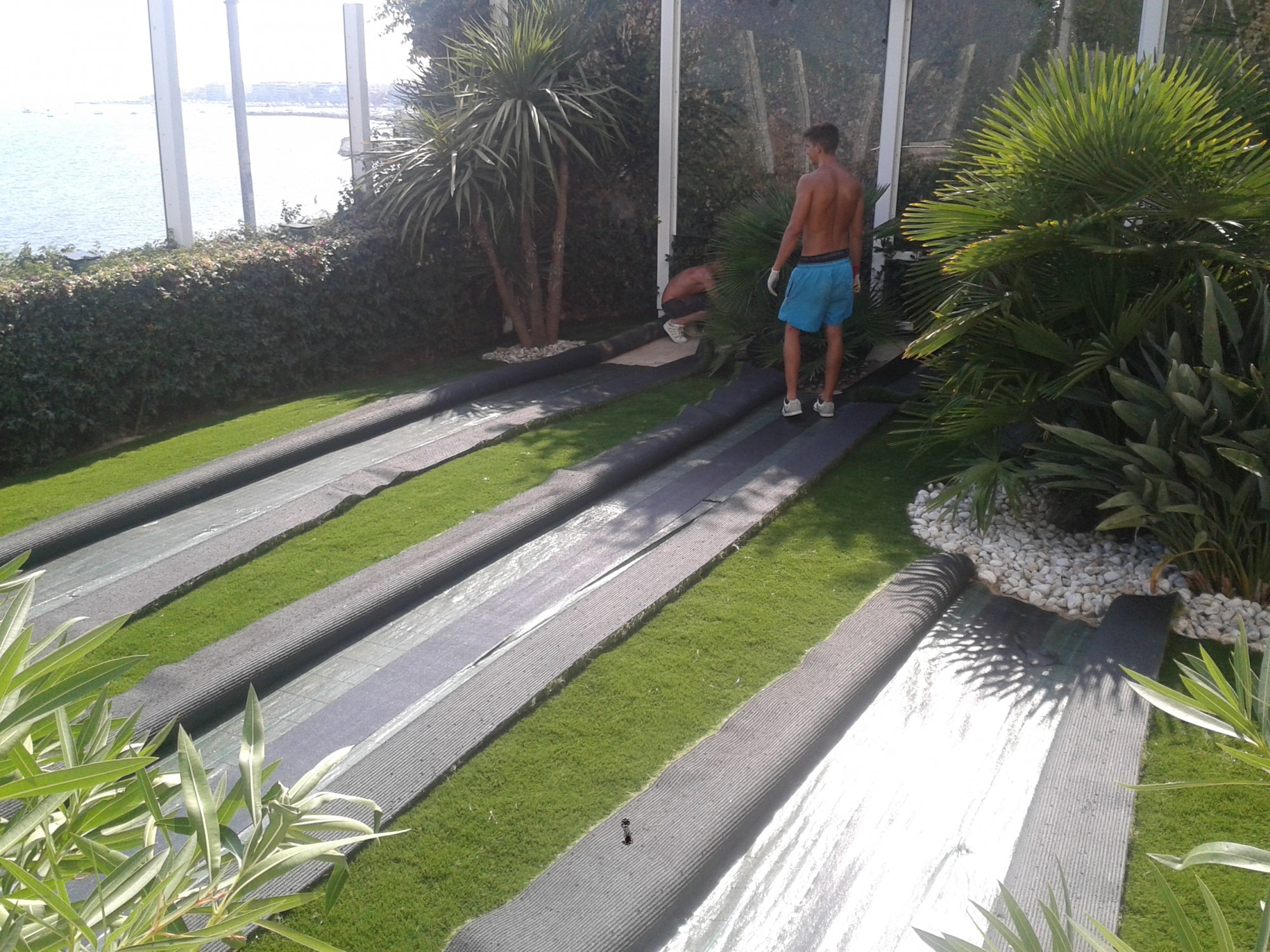 Collage des lés de gazons synthétiques à Cannes