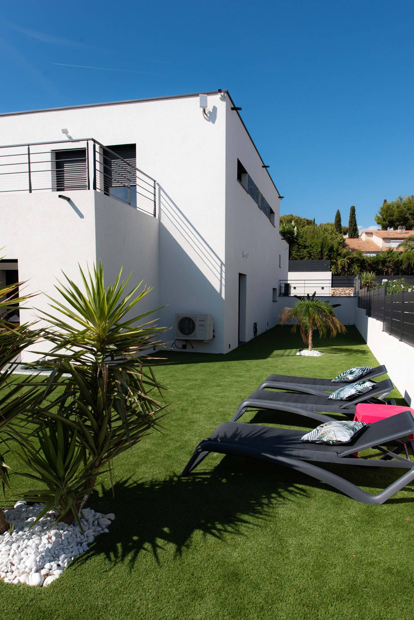 poseur de gazon artificiel pour jardin à Bando