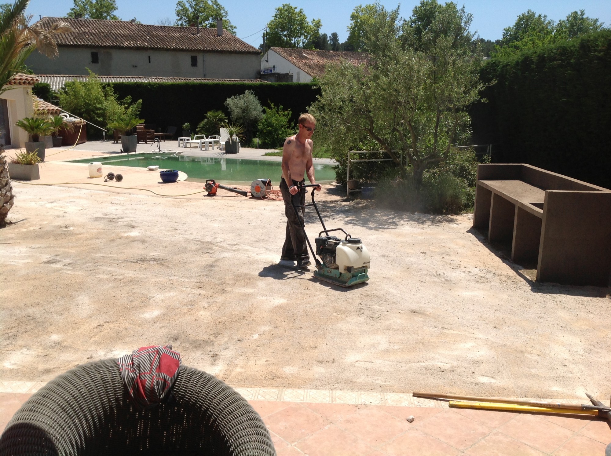 Compactage avant l'installation d'une pelouse artificielle dans les Alpes-de-Haute-Provence