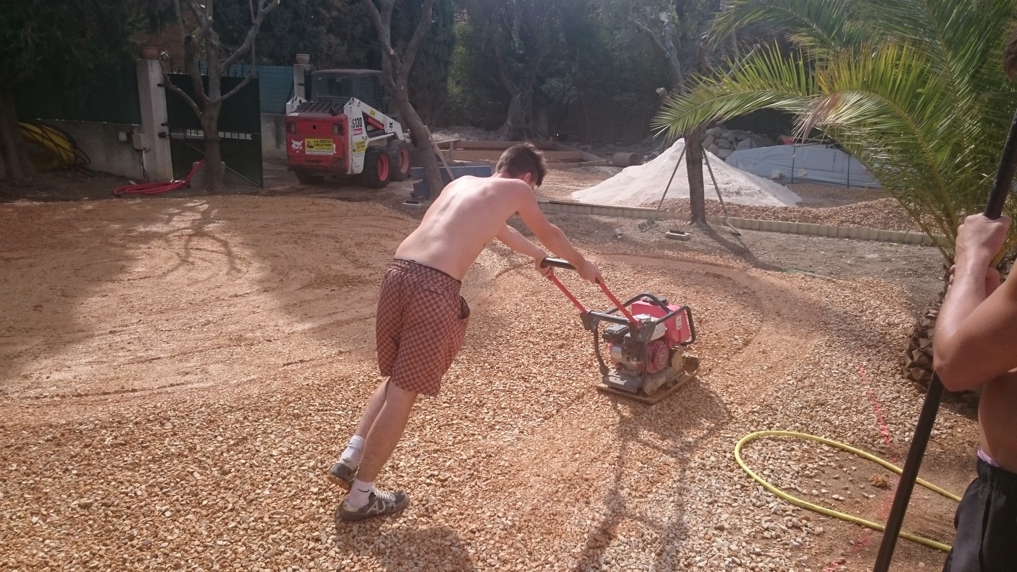 Préparation du sol avant la pose du gazon synthétique à Nice