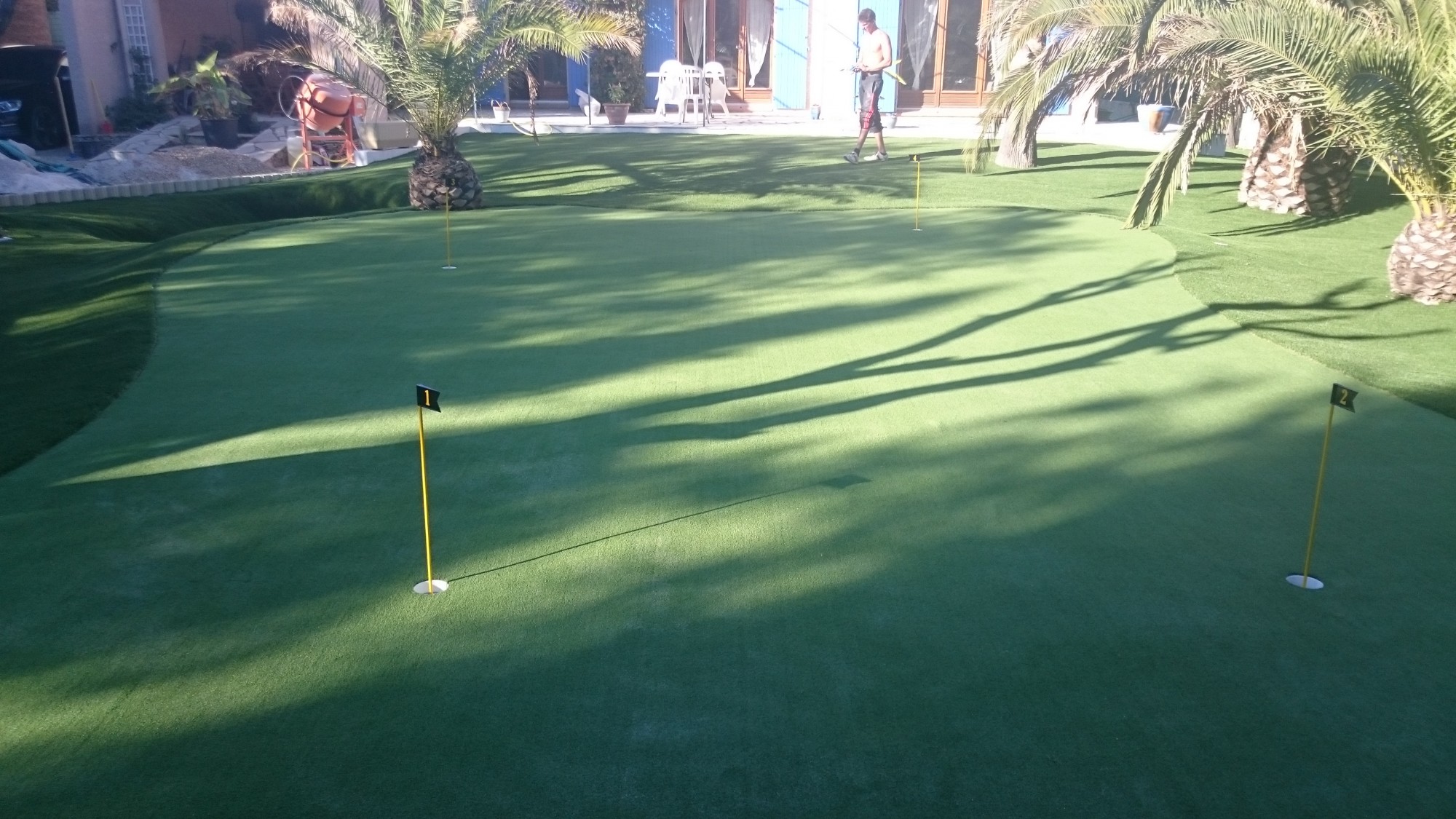 Univers gazons poseur de gazon synthétique pour jardins et surfaces de sports