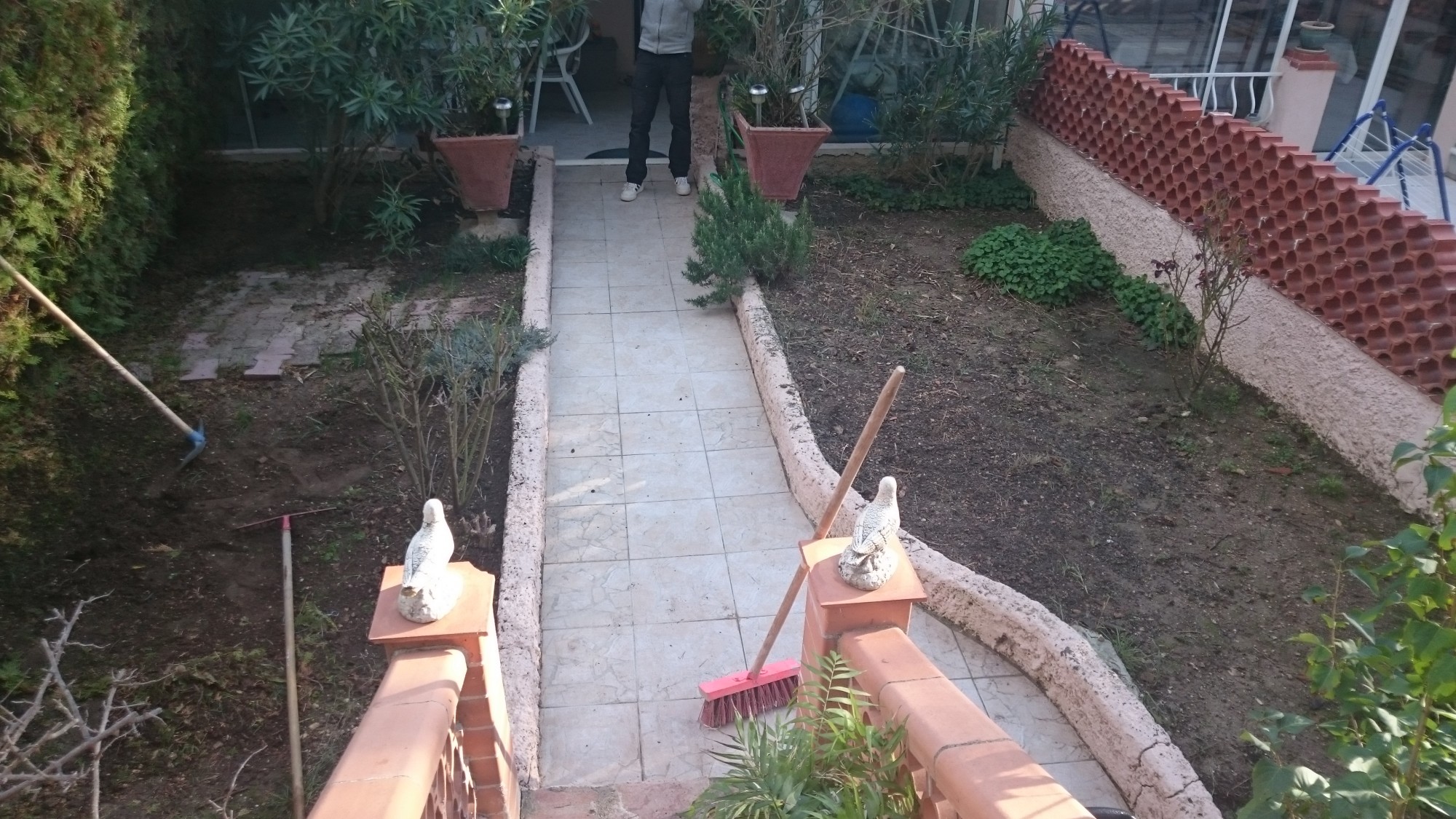 Installation de gazon synthétique à Nice dans un jardin