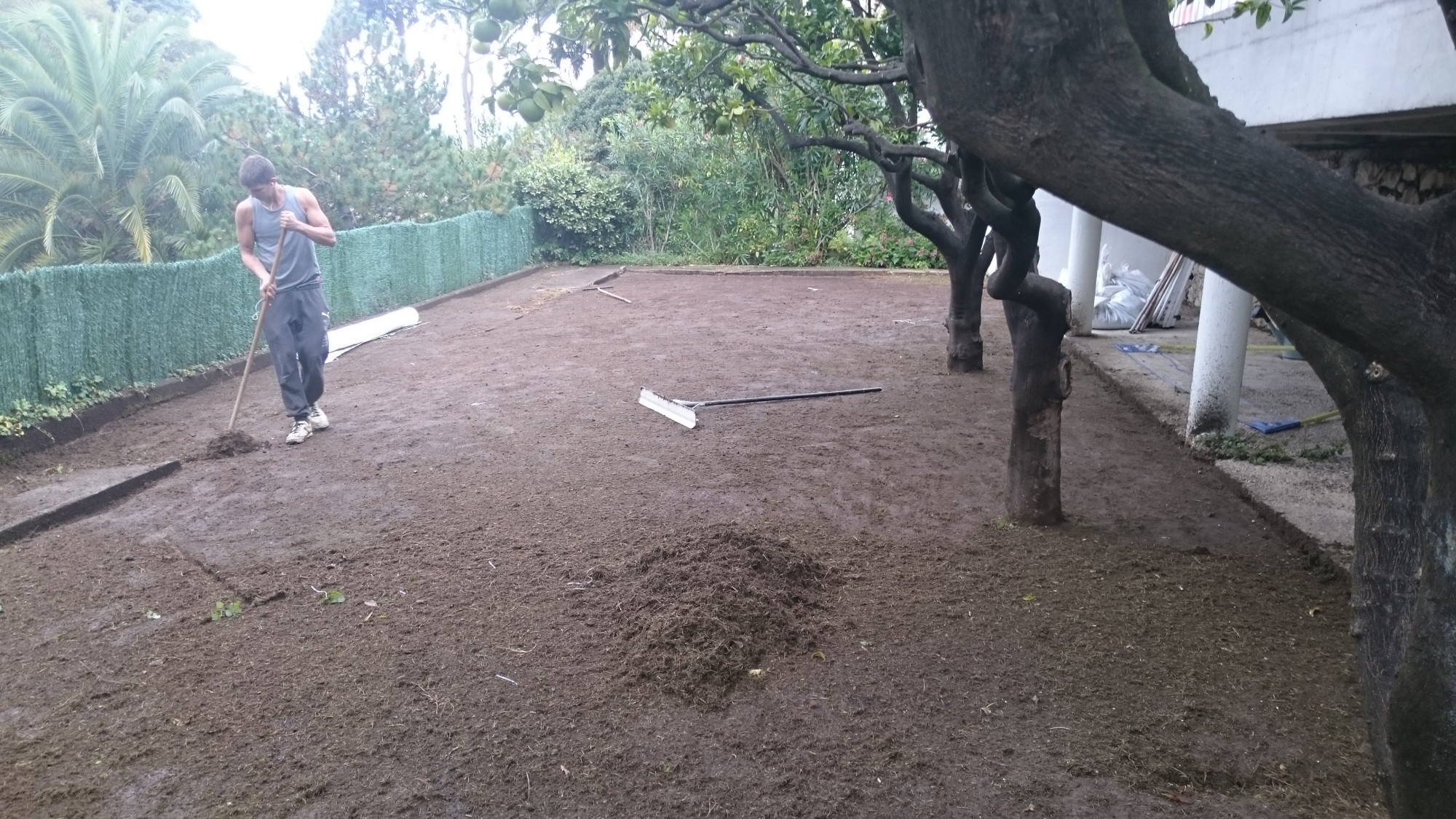 Préparation du sol à Nice avant la pose de la pelouse artificielle