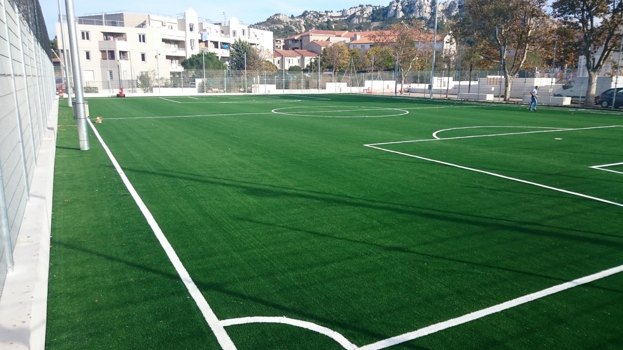 pose de gazon foot dans les bouches du Rhone