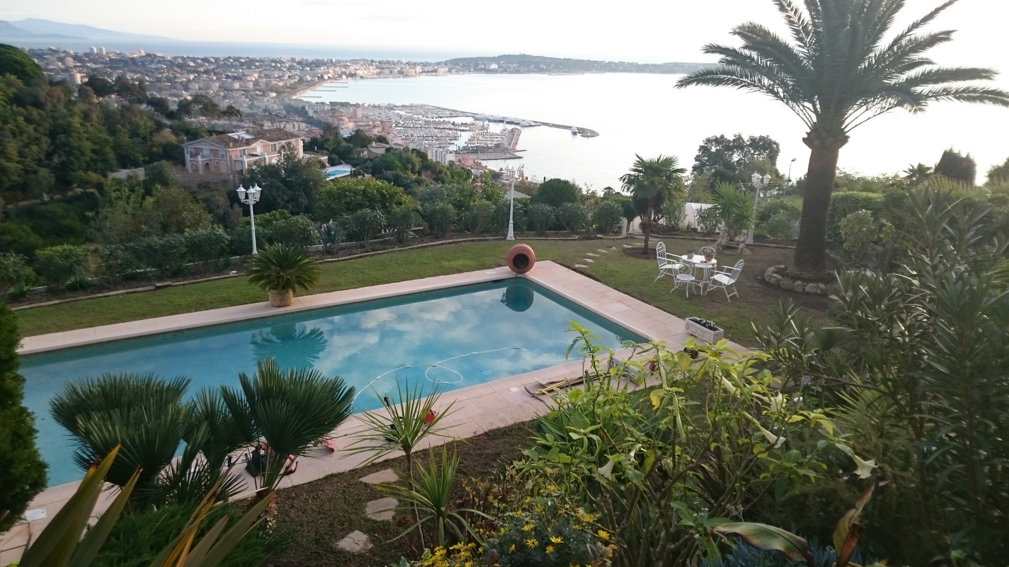 pose de 300 m² de gazon synthétique à Vallauris