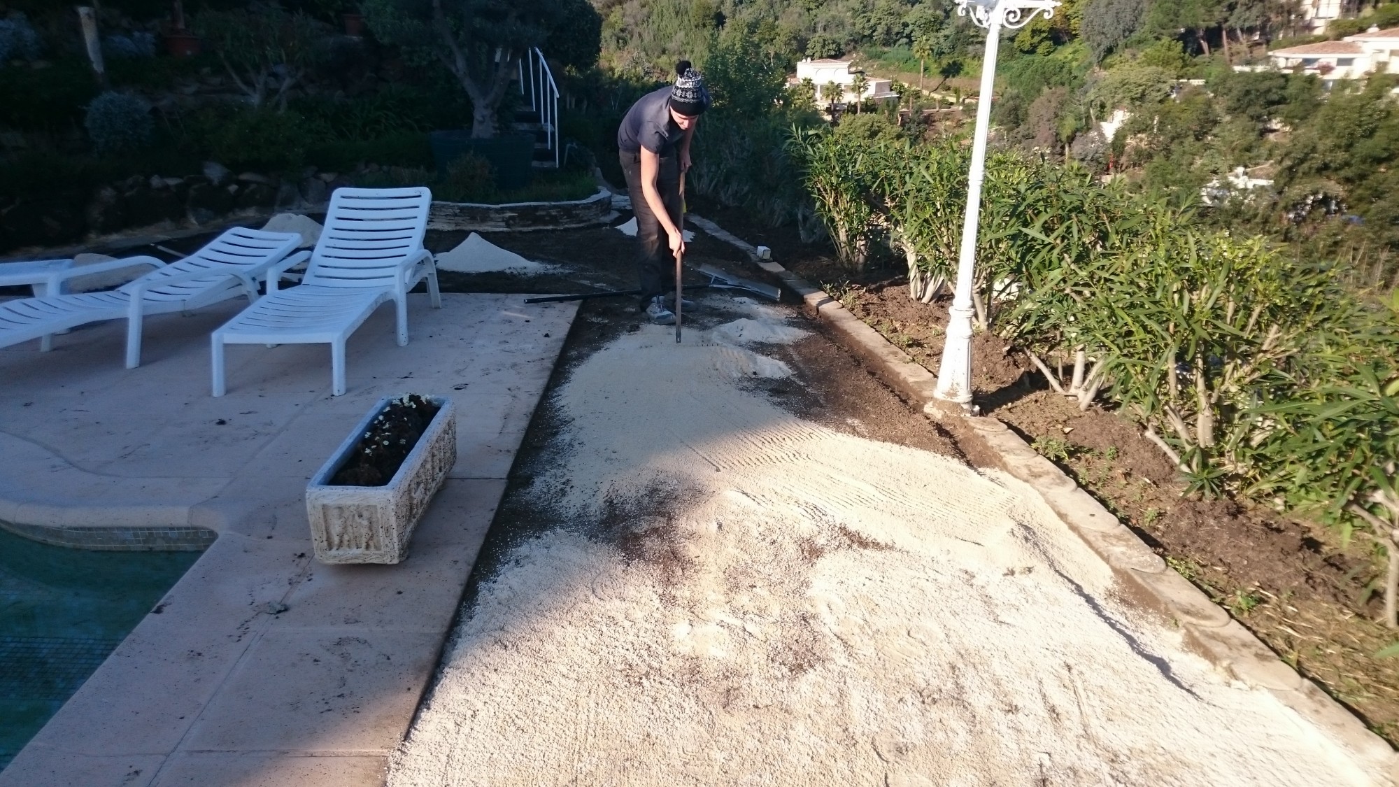 Pose de gazon artificiel à Vallauris autour d'une piscine