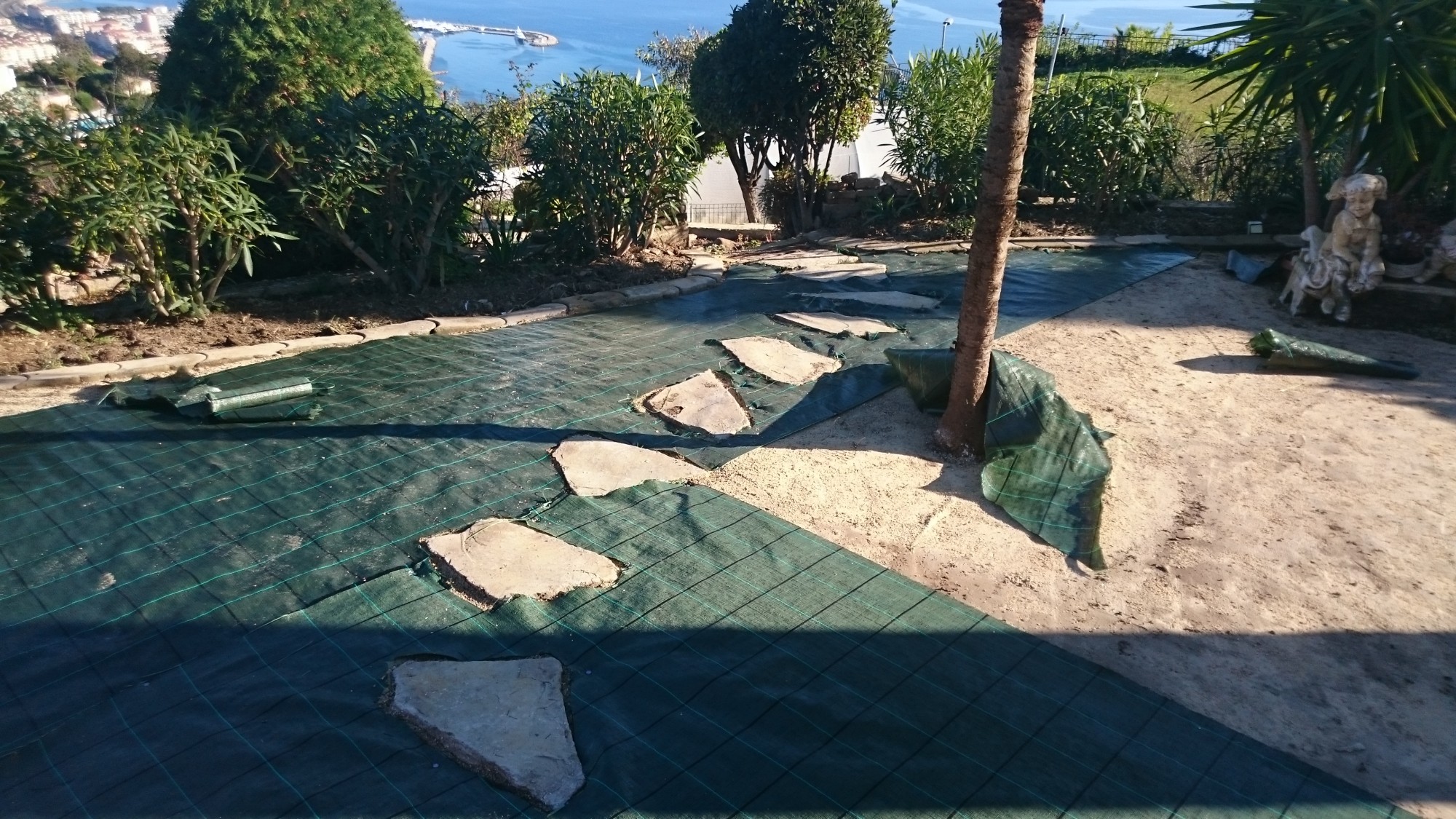 Installation de pelouse synthétique pour jardin à mémoire de forme près de Cannes