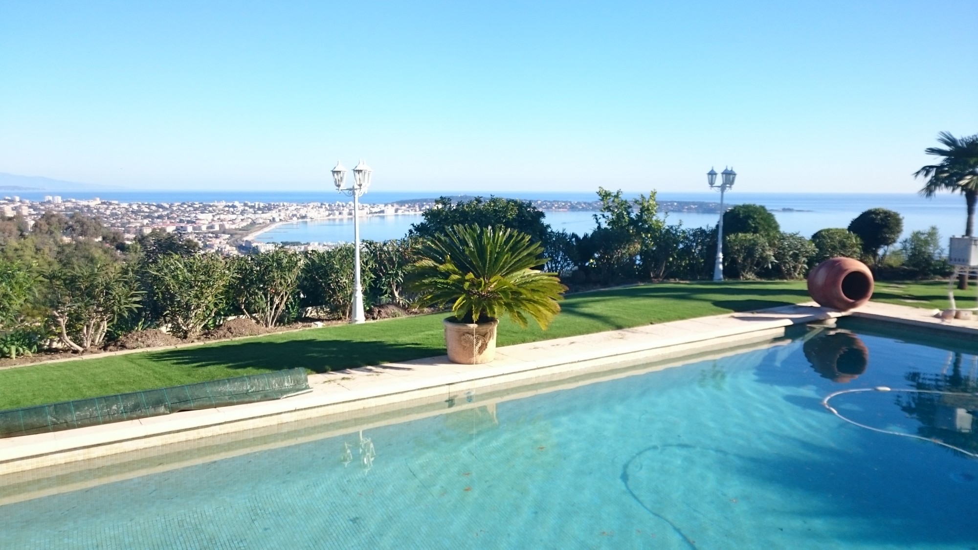 installateur de gazon artificiel à dans les Alpes Maritimes de Nice jusqu'à Cannes