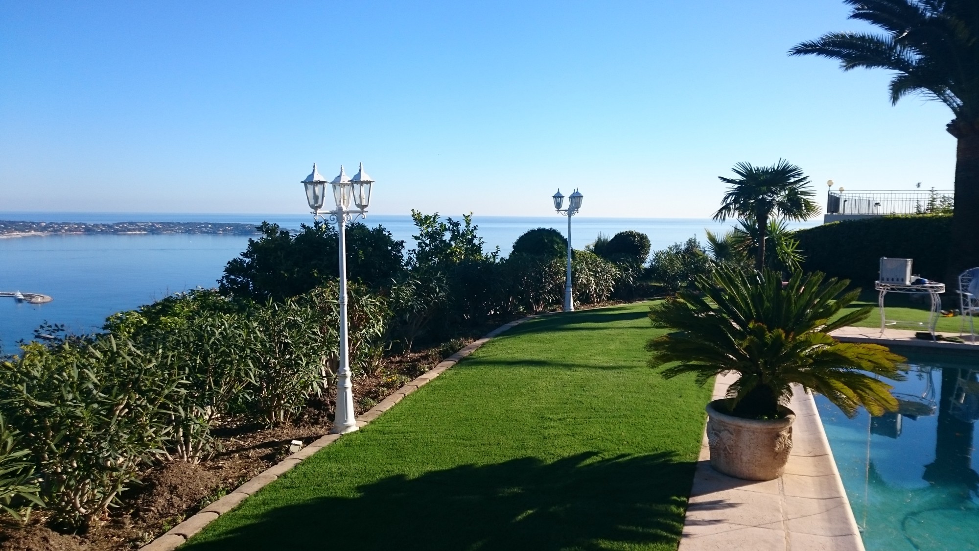 pose de gazon synthétique à mémoire de forme pour jardin et entourage de piscine à Cannes