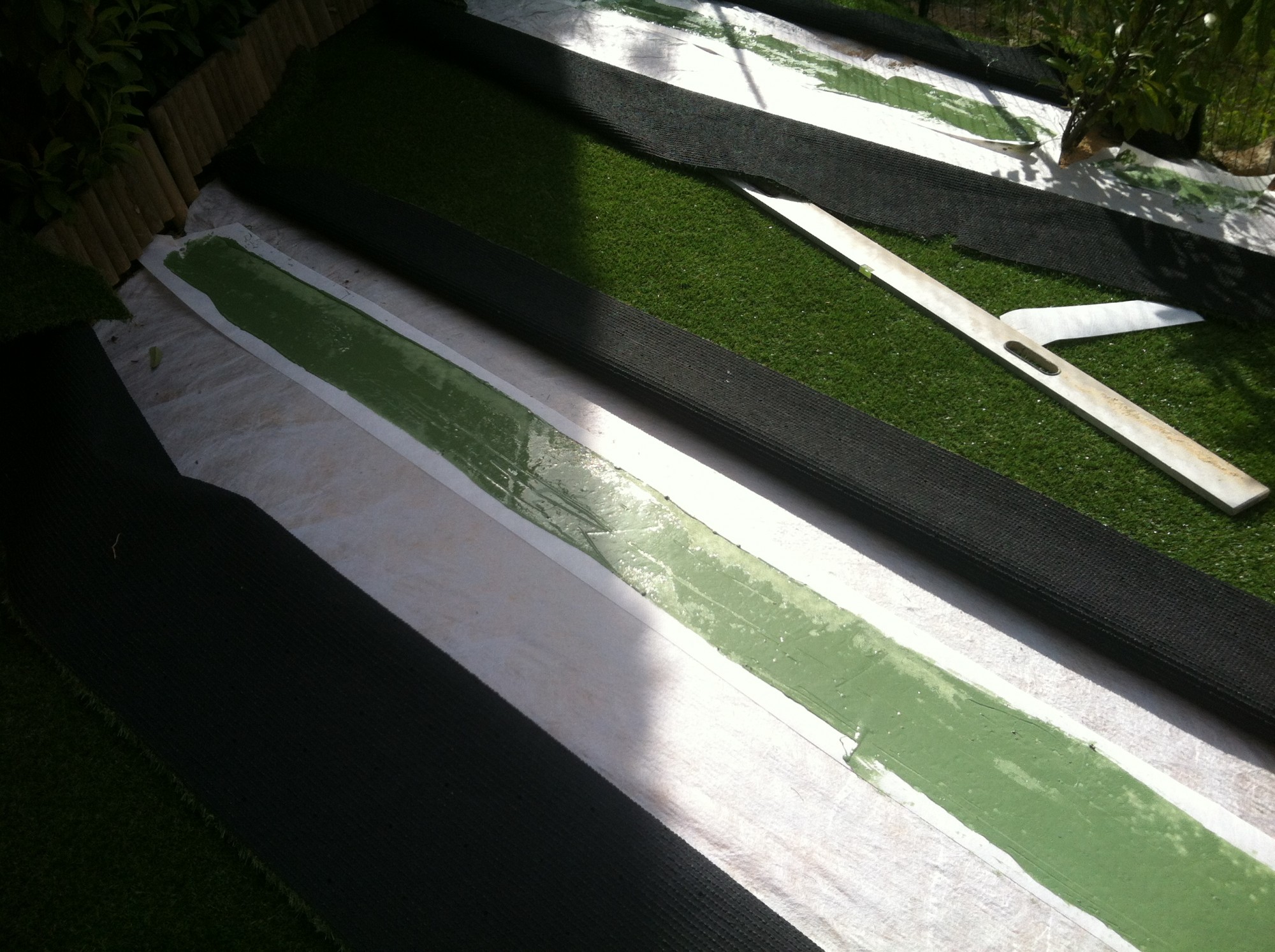 comment fixer un gazon synthétique dans un jardin