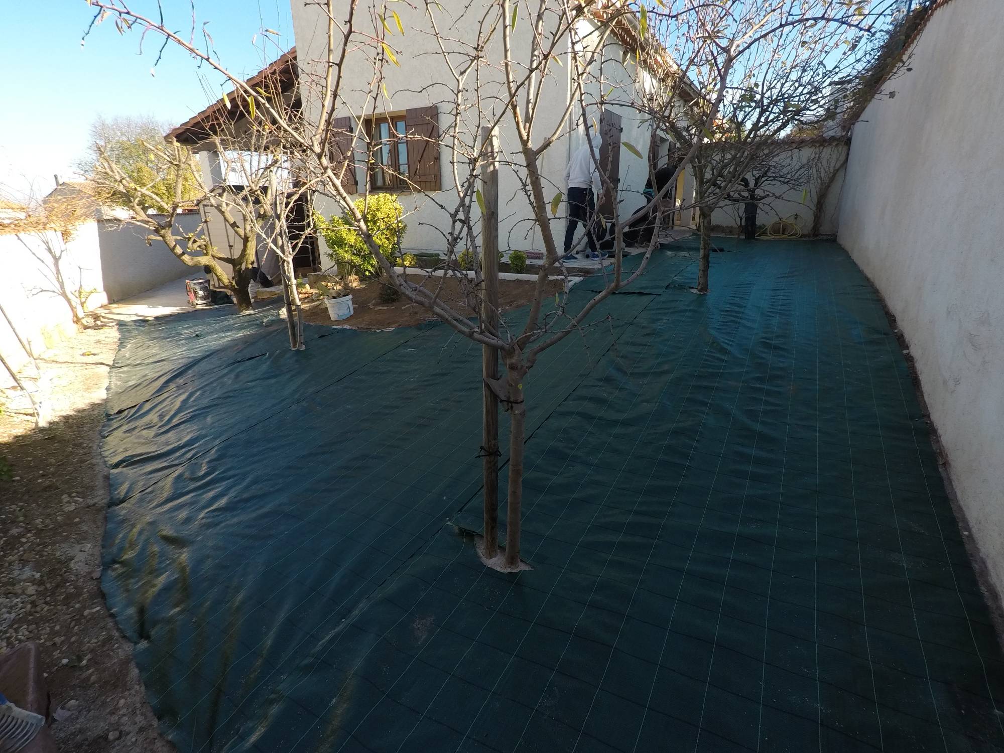 mise en place de geotextile pour gazon synthétique